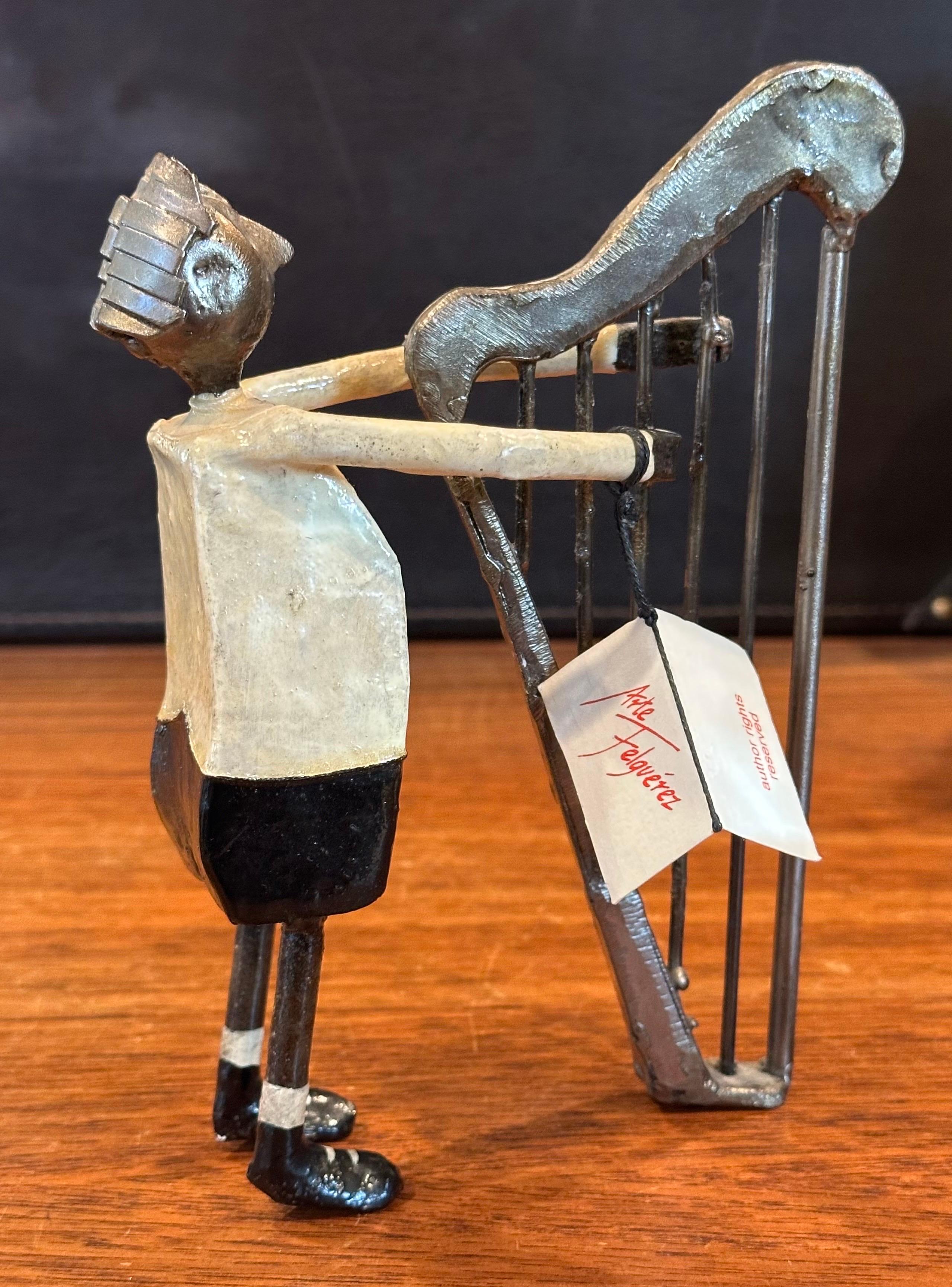 Dipinto a mano Uomo eclettico che suona l'arpa, scultura in metallo dipinto di Luis Felguerez in vendita