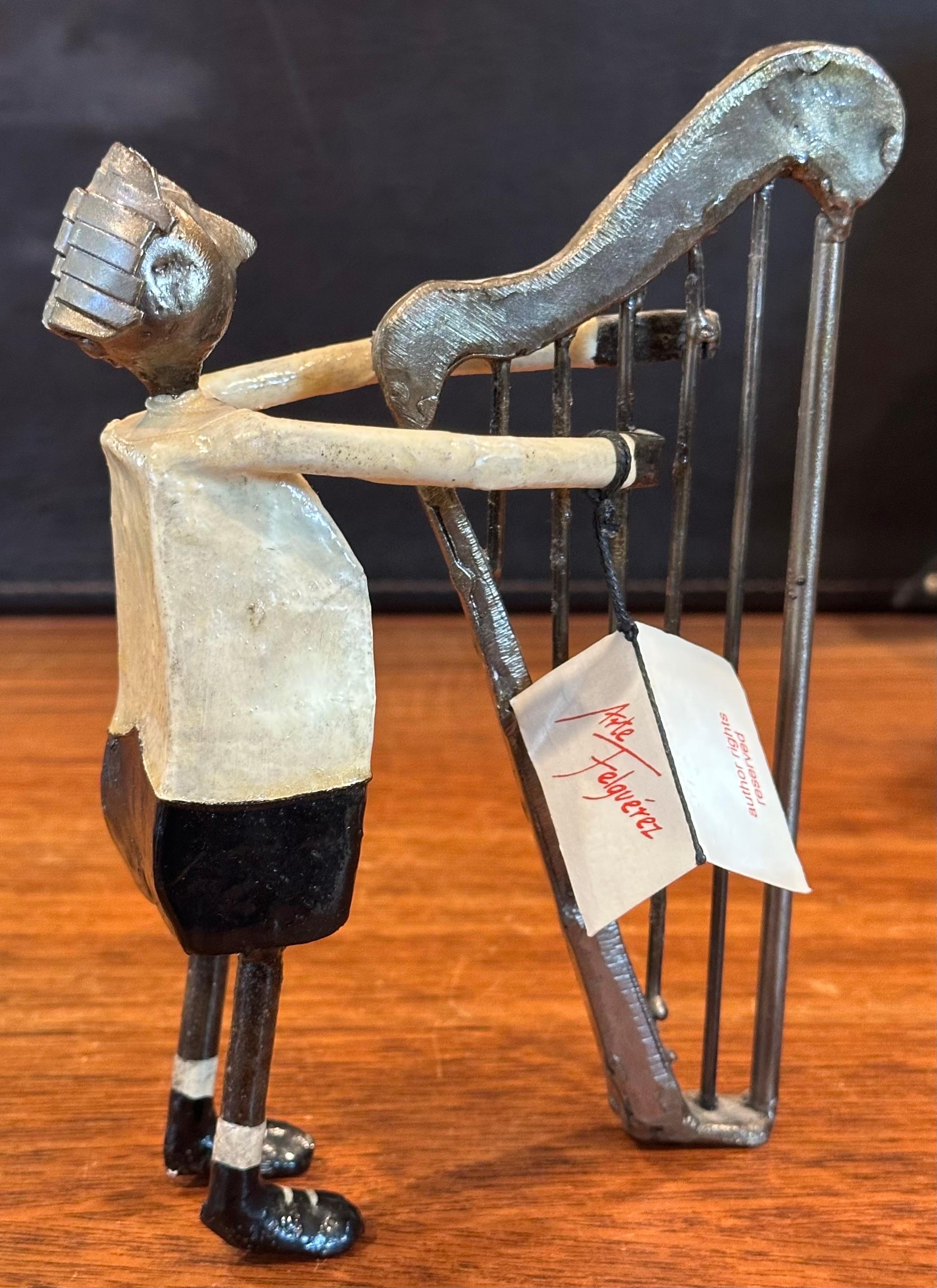 XX secolo Uomo eclettico che suona l'arpa, scultura in metallo dipinto di Luis Felguerez in vendita