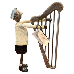 Escultura ecléctica de metal pintado Hombre tocando el arpa de Luis Felguerez