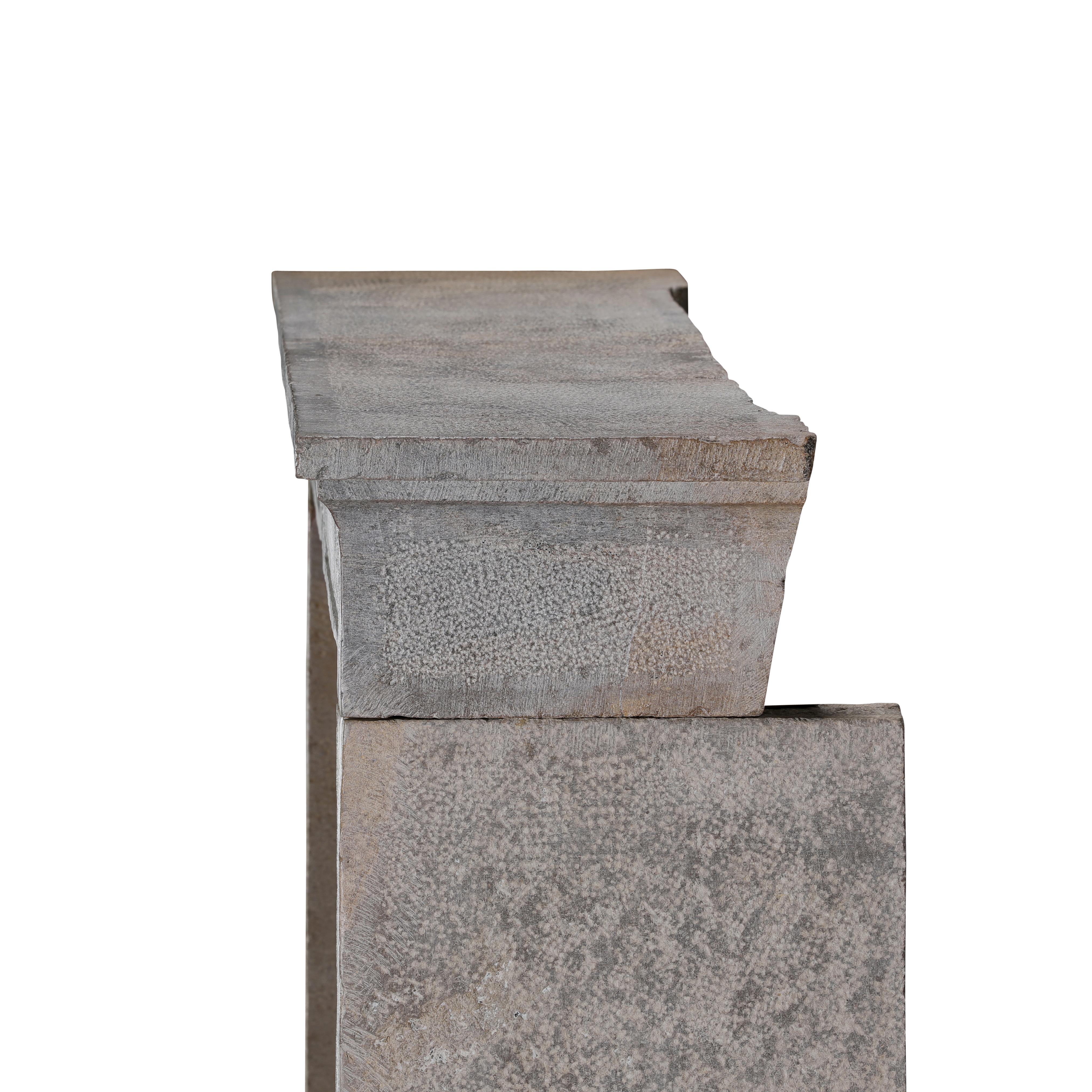 Interior ecléctico de mezcla moderna-histórica - Chimenea francesa de piedra del siglo XVIII en venta 4
