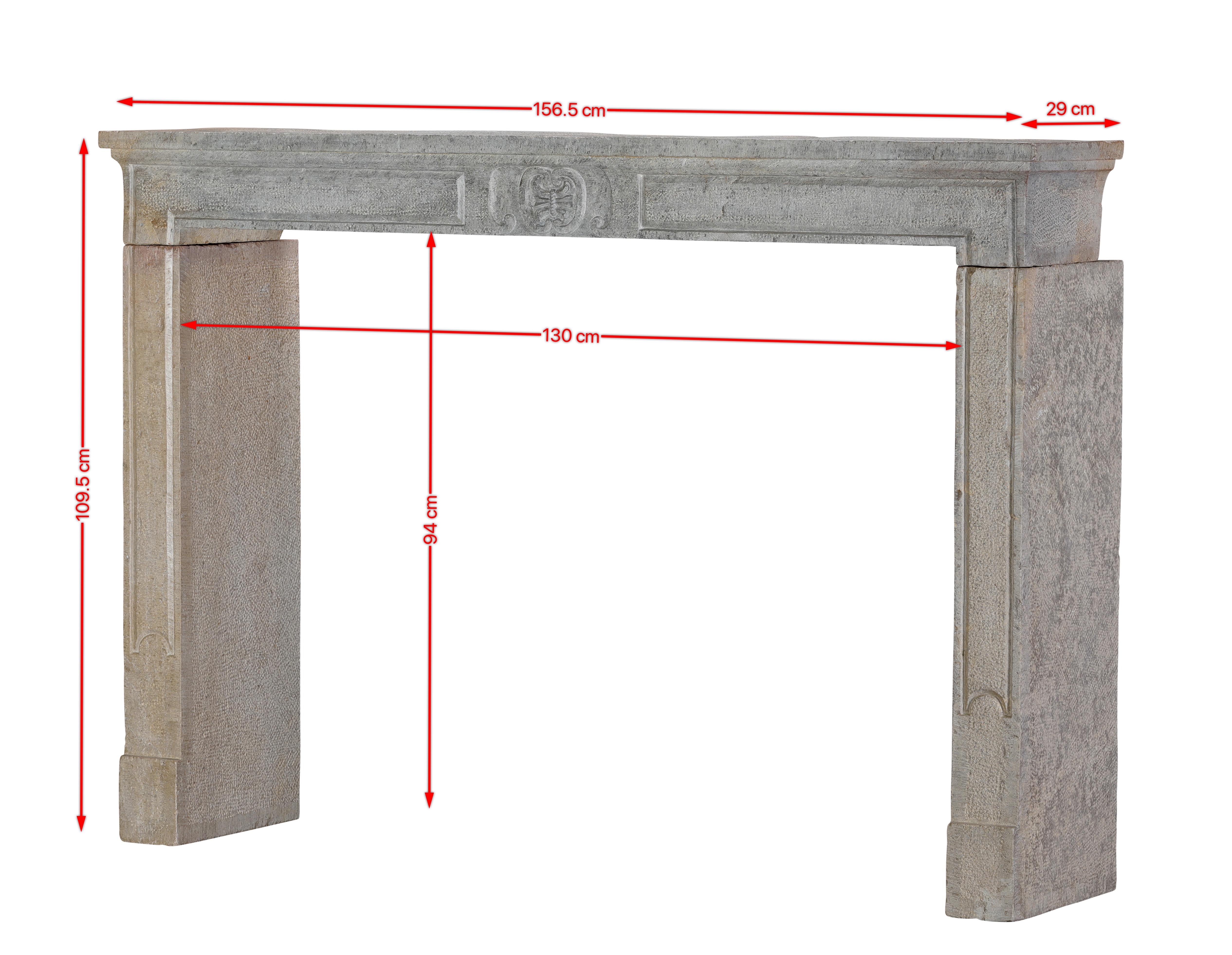 Este auténtico marco de chimenea francés del siglo XVIII, elaborado con una rara piedra dura de color beige grisáceo, es un refinado ejemplo de elegancia rústica.
Sus proporciones son excepcionales, lo que la hace perfecta para un gran hogar e ideal
