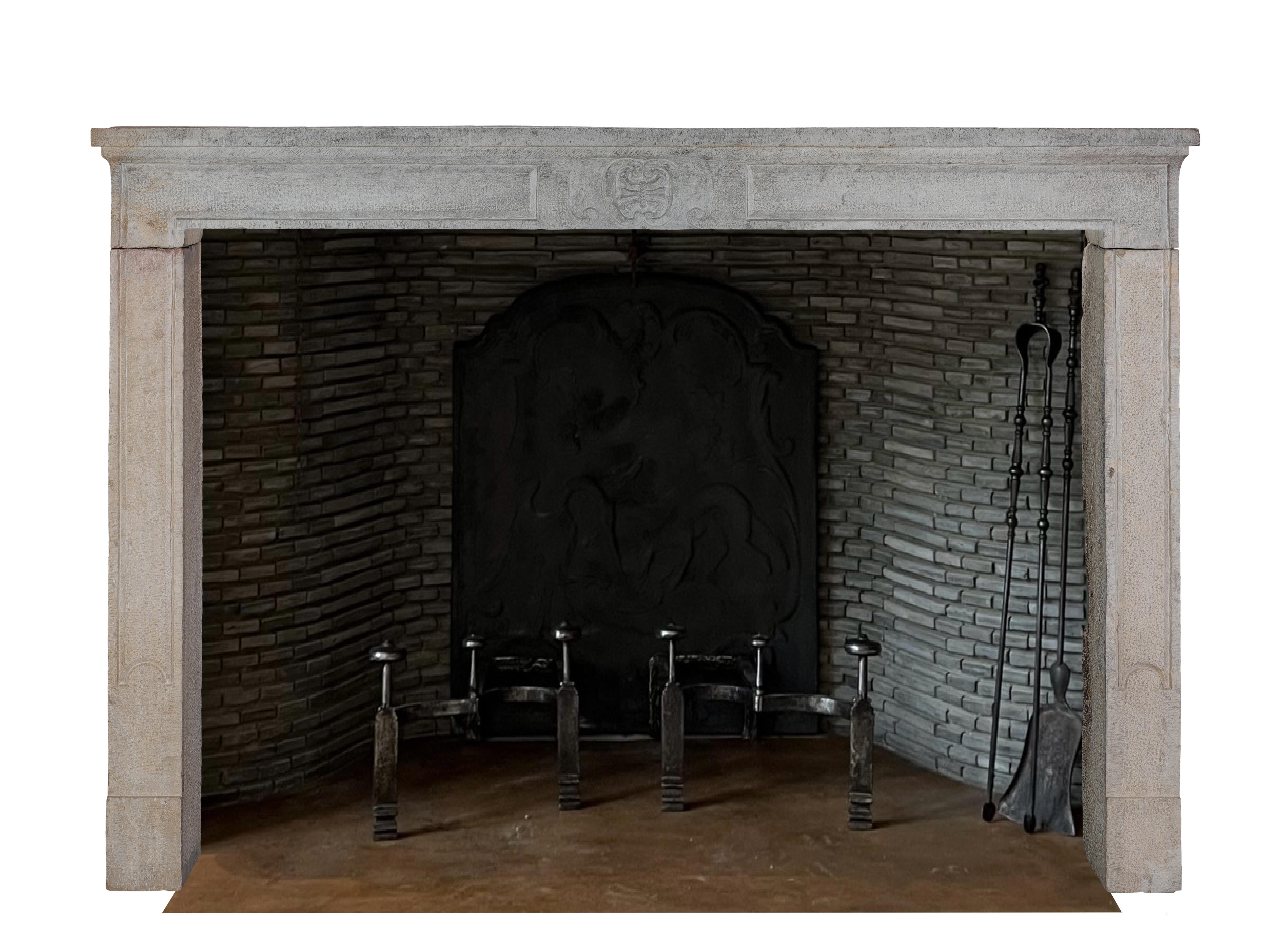 Interior ecléctico de mezcla moderna-histórica - Chimenea francesa de piedra del siglo XVIII Achaflanado en venta