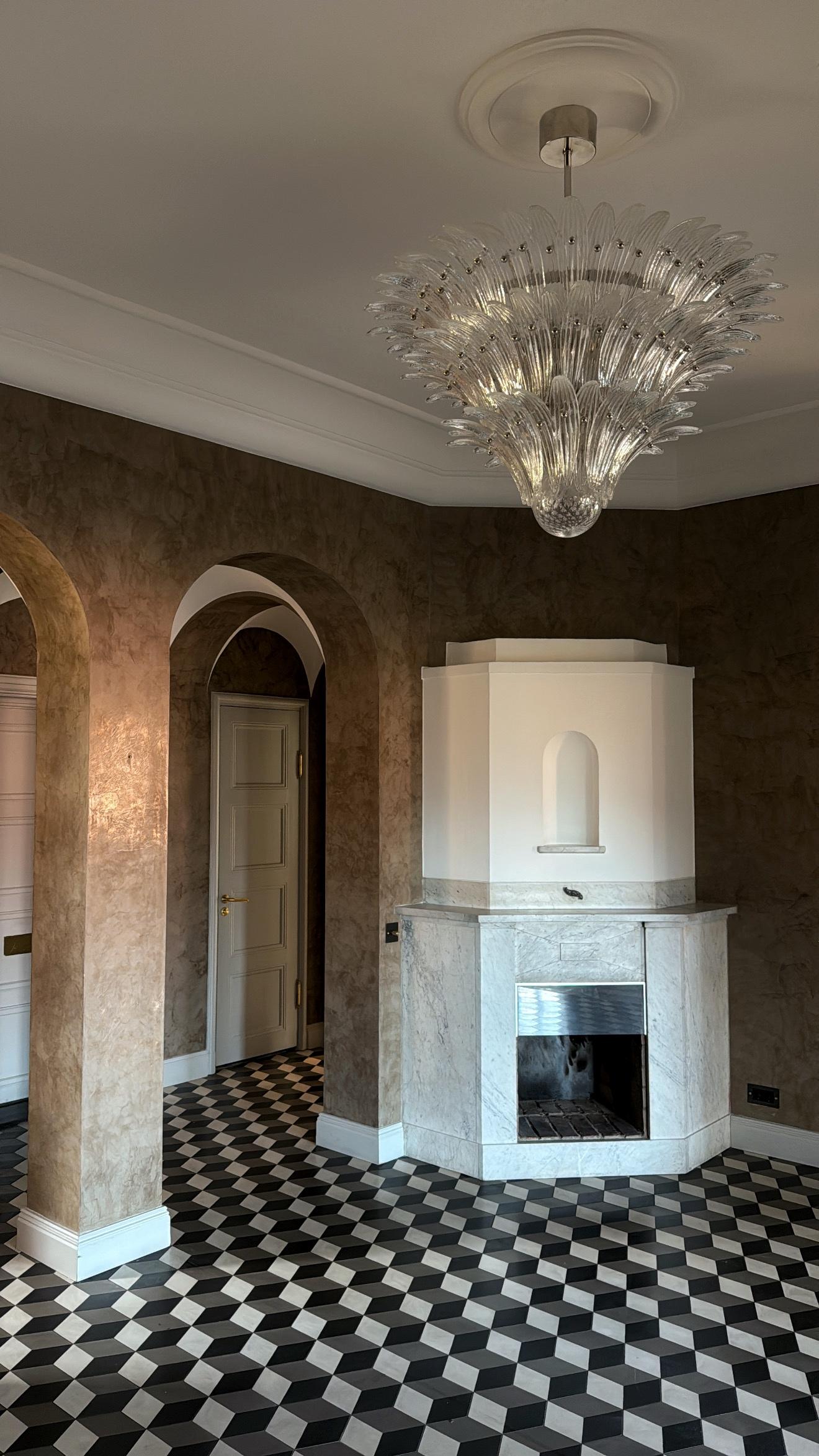 Lustre éclectique de Murano dans le style de Barovier.
Lustre Palmette italien dans le style des années 1970 avec des plumes en verre Murano clair disposées en trois niveaux et montées sur une structure de lampe et une rosace de plafond en chrome.