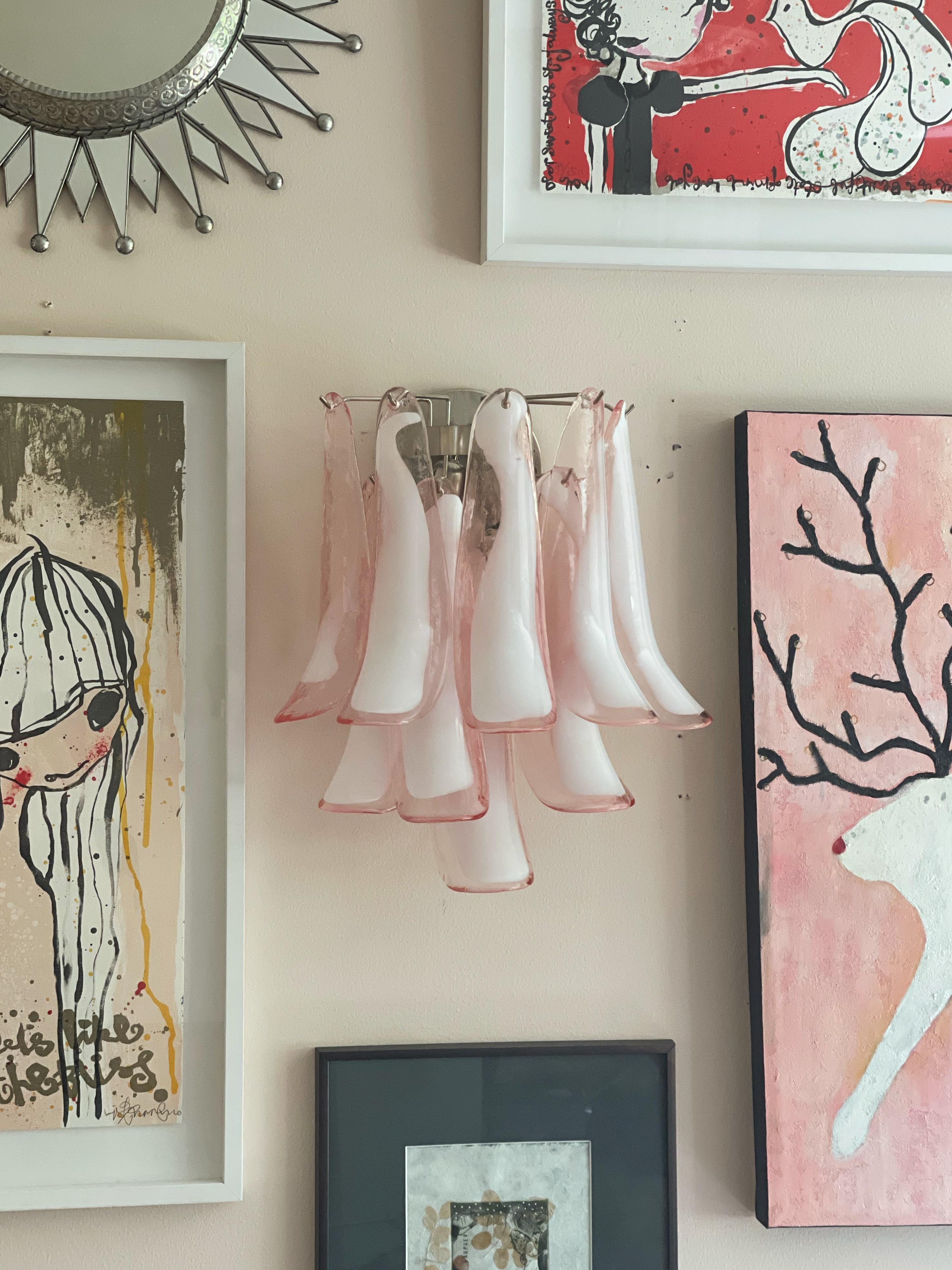 Atrevida Lámpara de Pared Ecléctica de Murano de Colores, compuesta por diez prismas de cristal en rosa, blanco y transparente, con acabado de la estructura de la lámpara y herraje en cromo. Vidrio del distrito italiano de Murano. Estilo tradicional