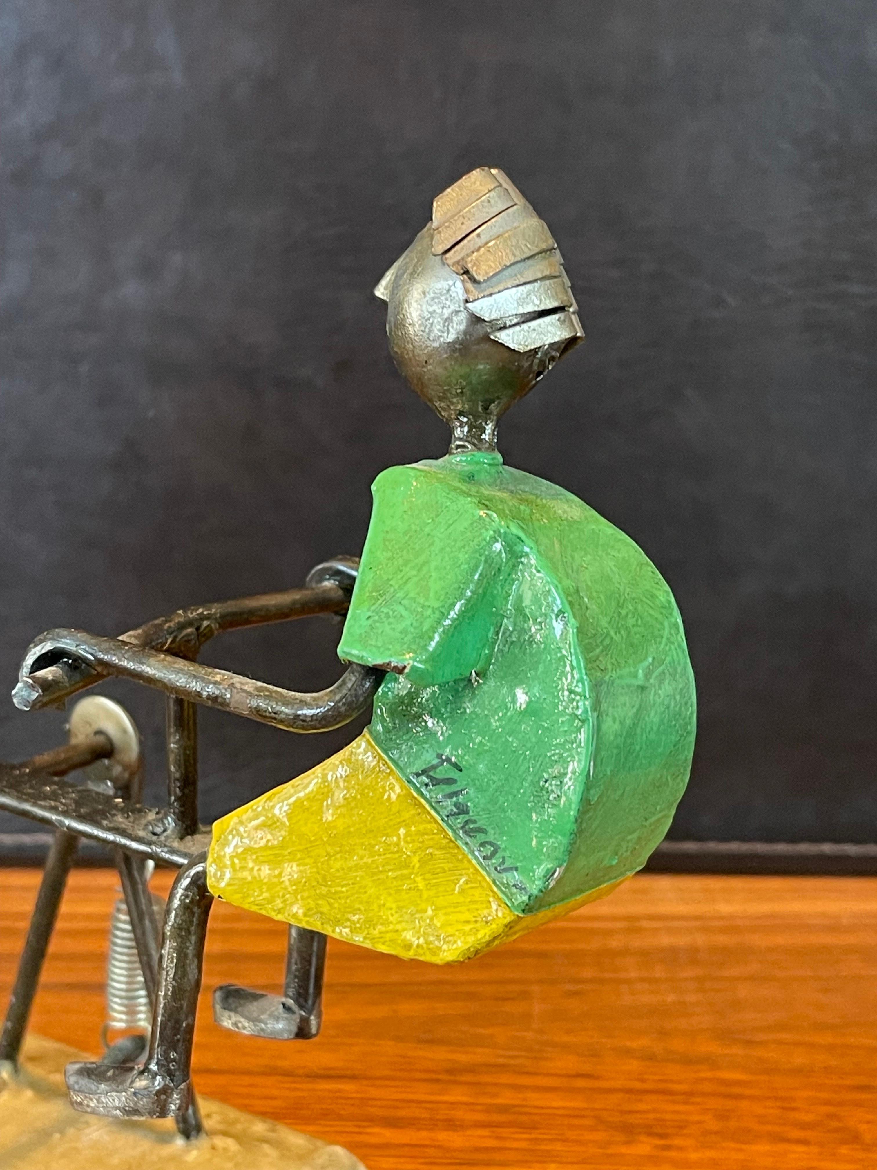 Eklektische bemalte Seemesser-/Teeter-Töpfer-Skulptur aus Metall von Manuel Felguerez im Angebot 4