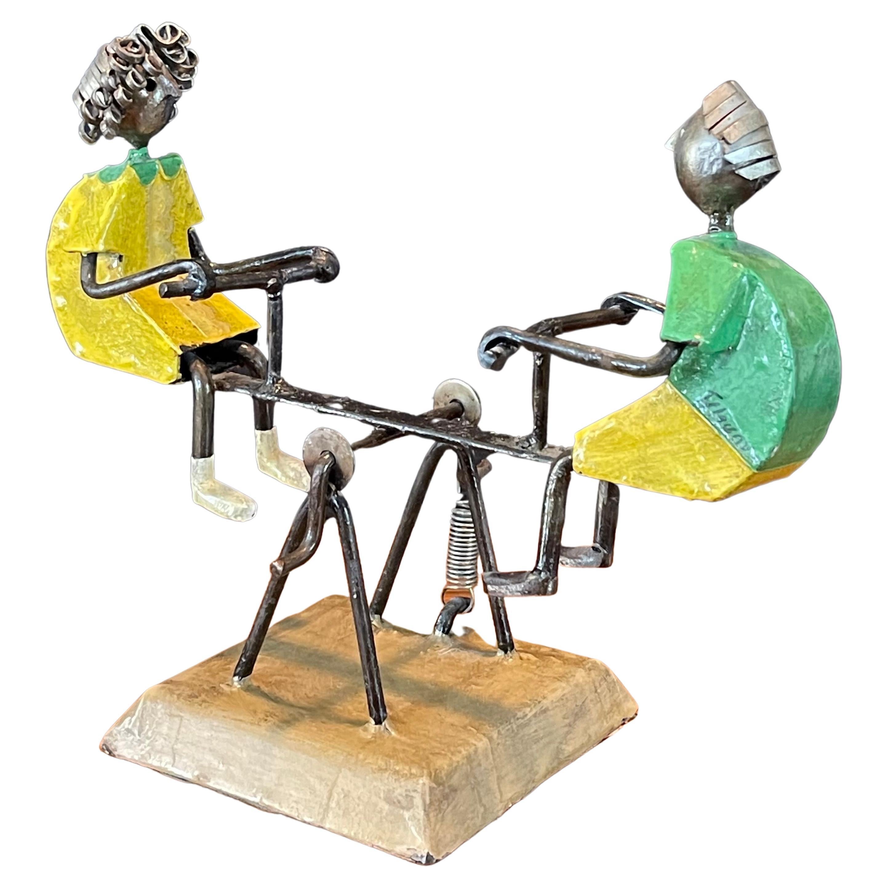 Eklektische bemalte Seemesser-/Teeter-Töpfer-Skulptur aus Metall von Manuel Felguerez im Angebot 8