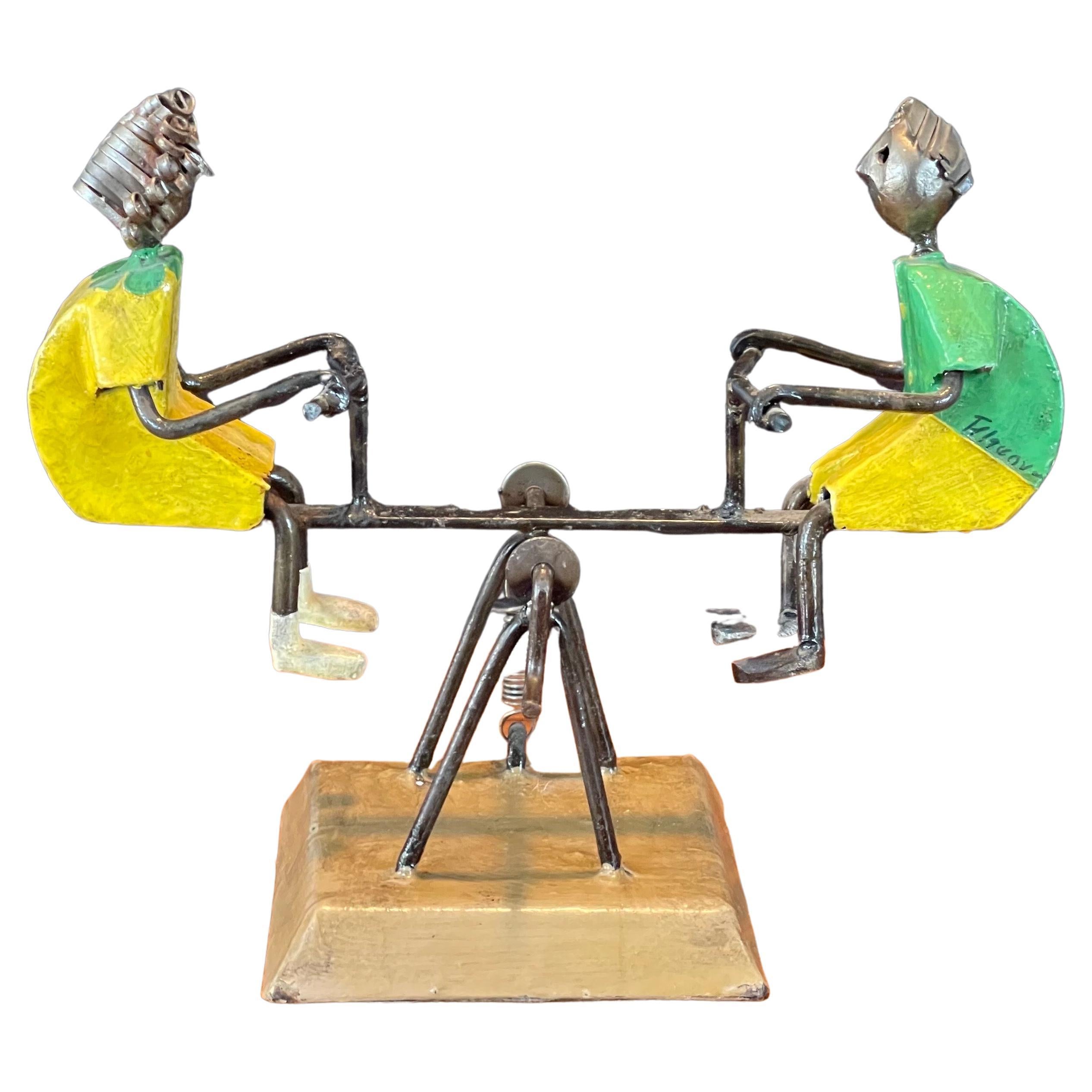 Eklektische bemalte Seemesser-/Teeter-Töpfer-Skulptur aus Metall von Manuel Felguerez (Moderne der Mitte des Jahrhunderts) im Angebot