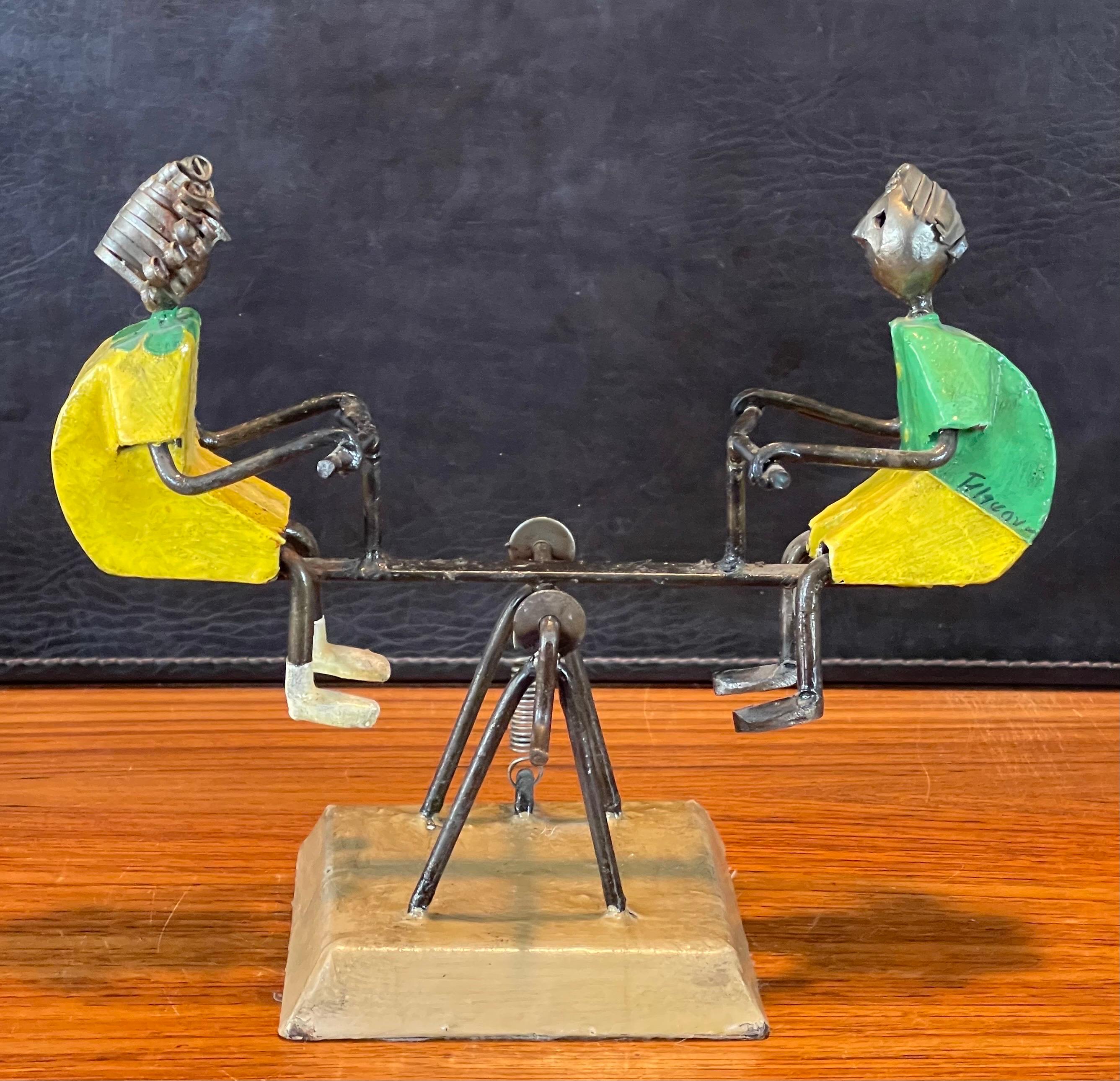 Eklektische bemalte Seemesser-/Teeter-Töpfer-Skulptur aus Metall von Manuel Felguerez (Mexikanisch) im Angebot