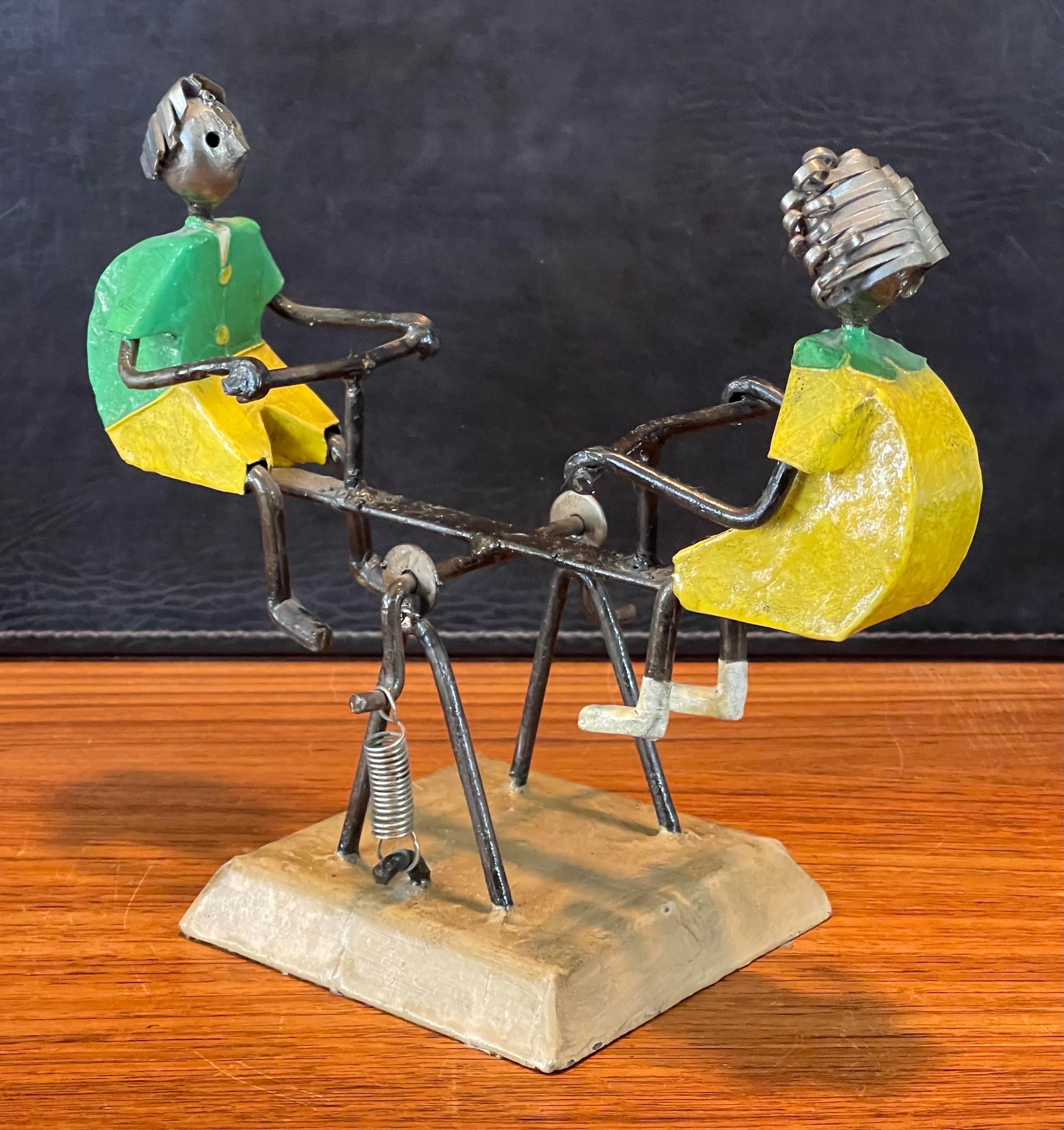 Eklektische bemalte Seemesser-/Teeter-Töpfer-Skulptur aus Metall von Manuel Felguerez (Handbemalt) im Angebot