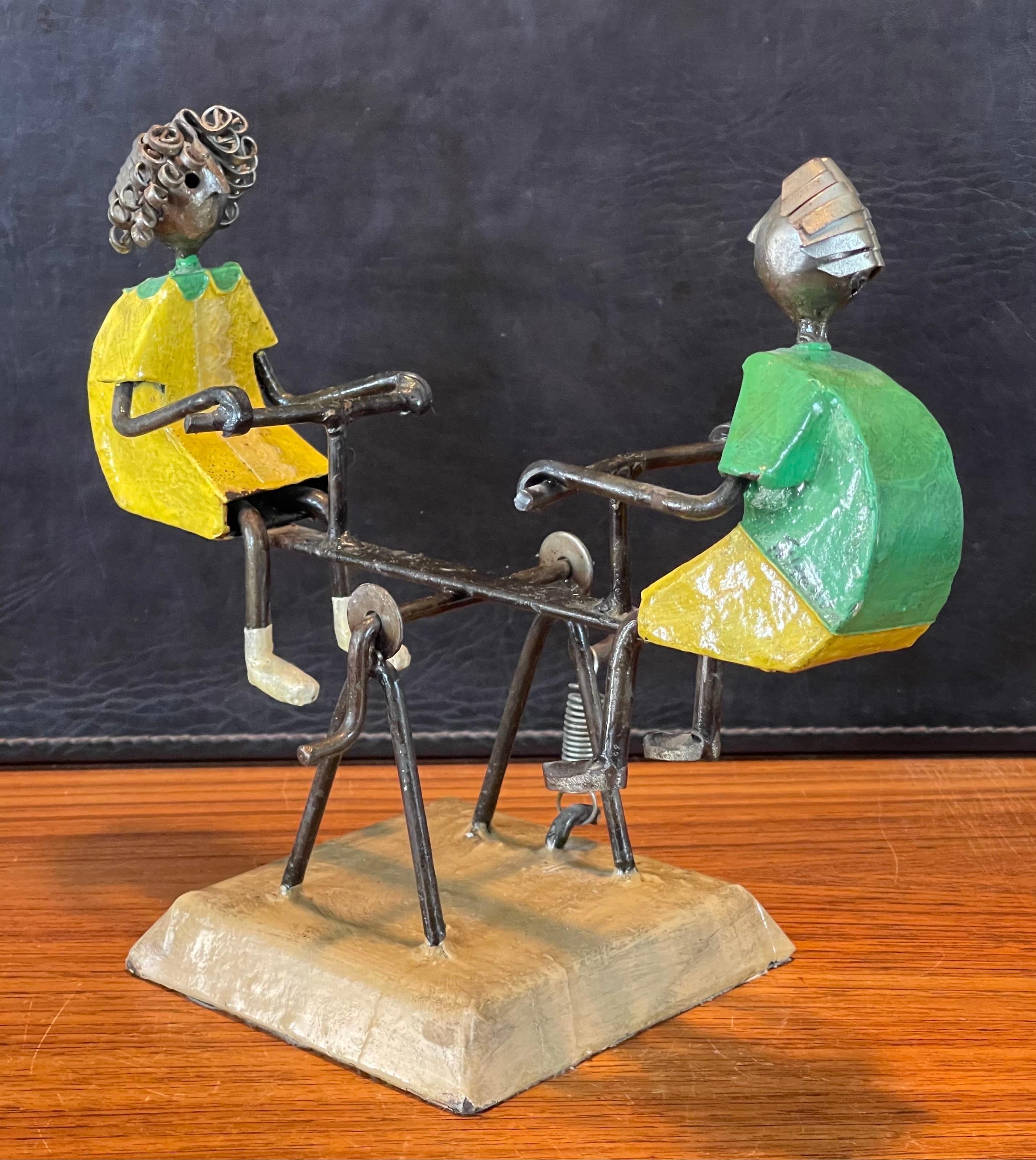 Eklektische bemalte Seemesser-/Teeter-Töpfer-Skulptur aus Metall von Manuel Felguerez im Angebot 1