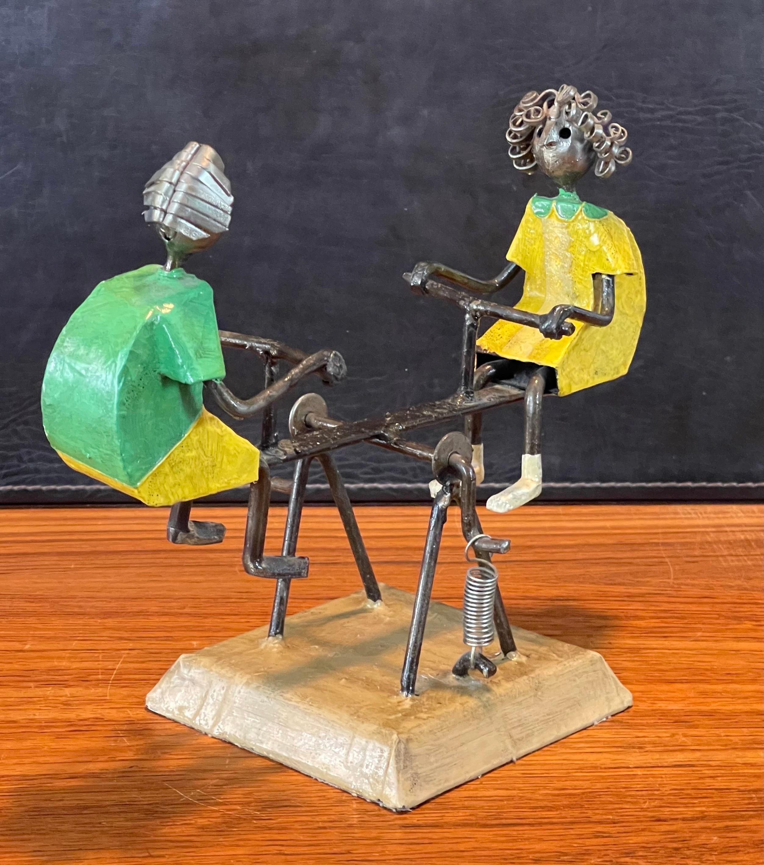 Eklektische bemalte Seemesser-/Teeter-Töpfer-Skulptur aus Metall von Manuel Felguerez im Angebot 2