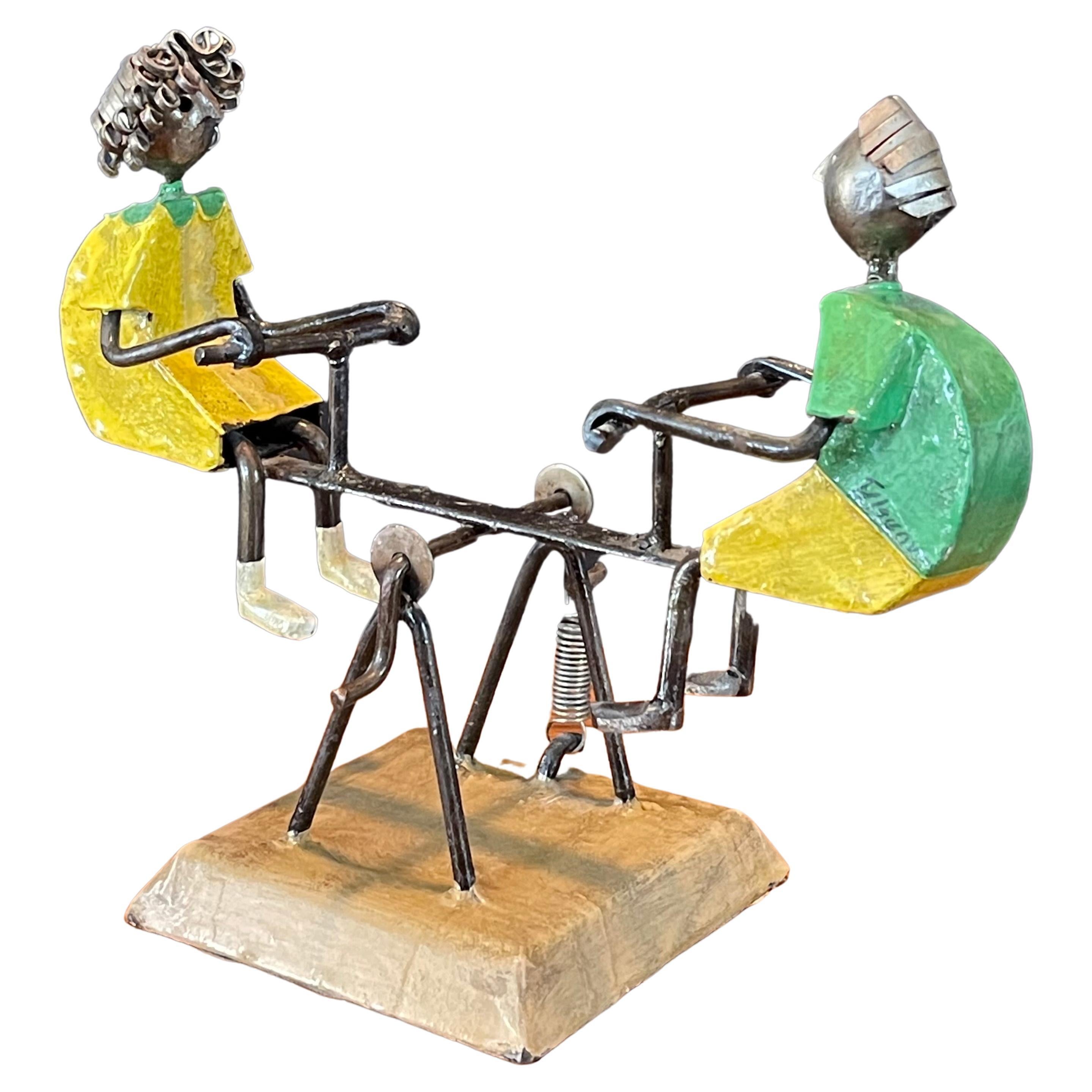 Eklektische bemalte Seemesser-/Teeter-Töpfer-Skulptur aus Metall von Manuel Felguerez im Angebot