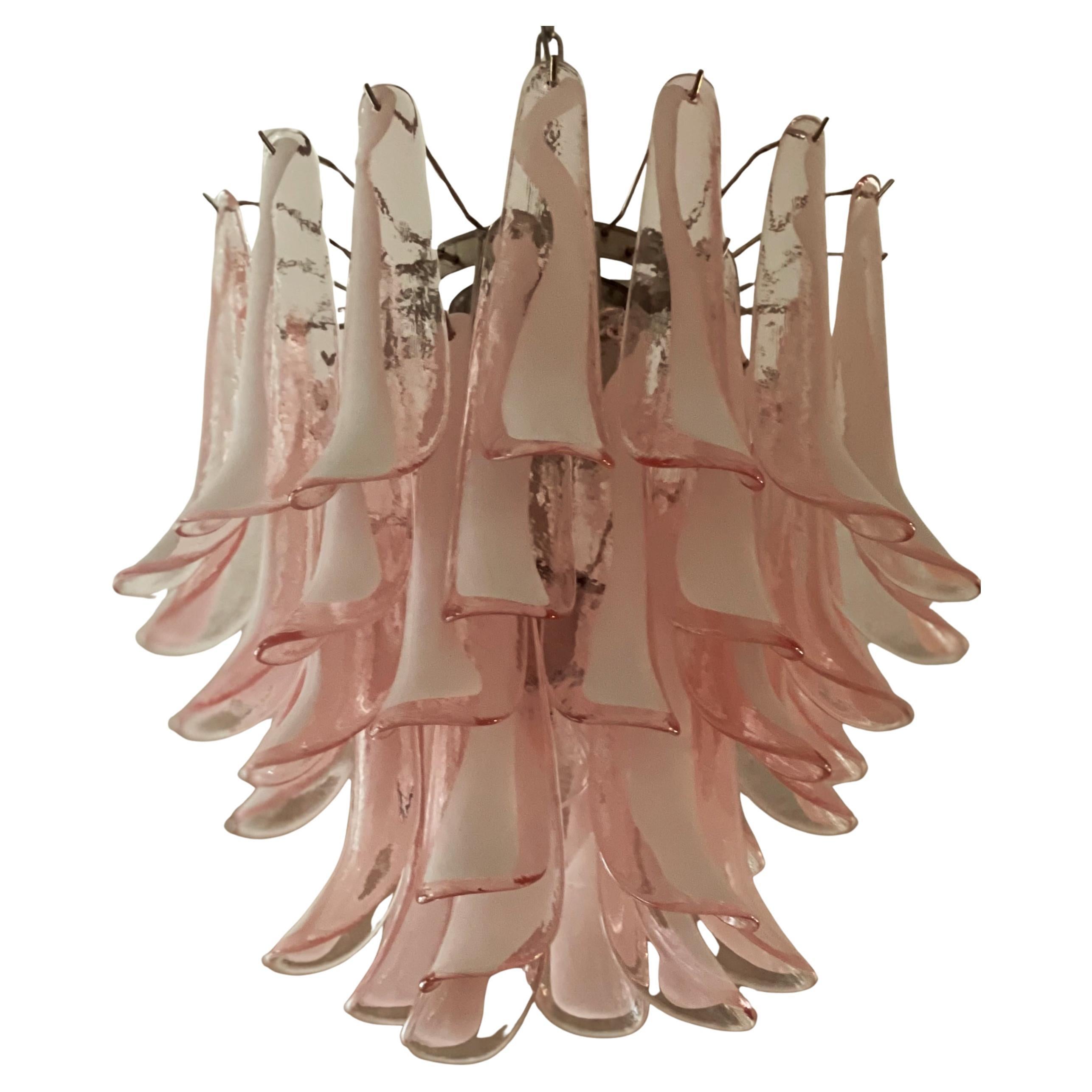 Lustres contemporains de Murano en rose coloré. Prismes en verre formés de pétales dans le style italien traditionnel du milieu du siècle. Les pétales en verre présentent des tourbillons en verre blanc, rose et transparent.
Le luminaire Murano est