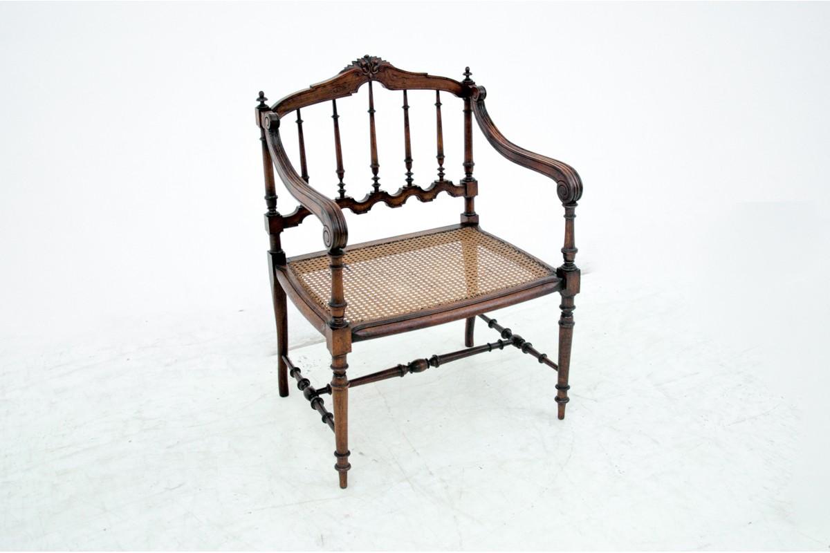 Raffia braid armchair, France, circa 1900.
Very good condition.
Wood: walnut
dimensions: height 82 cm, seat height 39 cm, width 60 cm, depth 48 cm