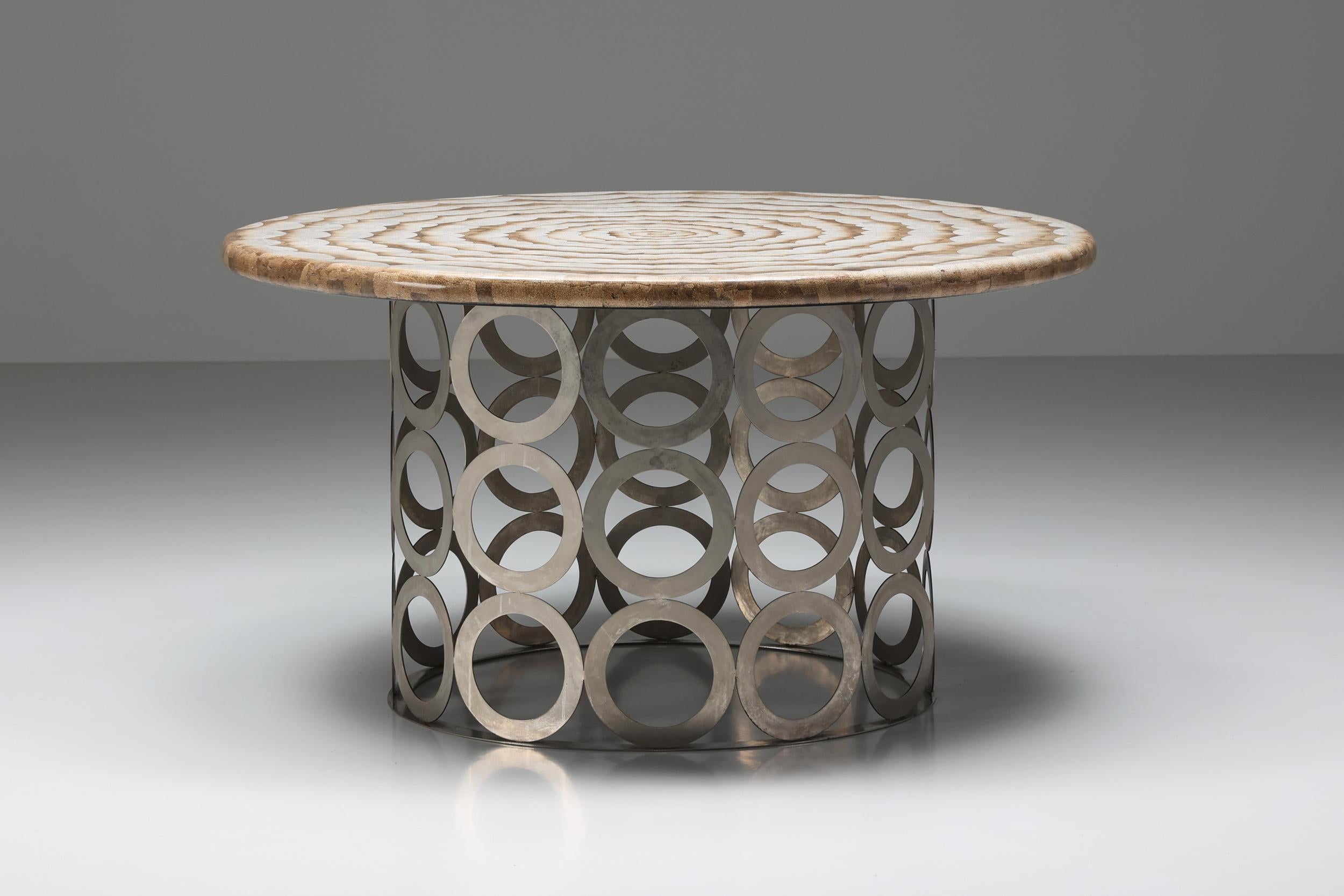 Anacleto Spazzapan, Italie, 21ème siècle, Moderne, Post-Moderne, années 2000, Design italien, Eclectique, Hollywood Regency ; Luxe ;

Table à manger ronde éclectique Anacleto Spazzapan. Plateau graphique blanc et beige avec base en métal. Une