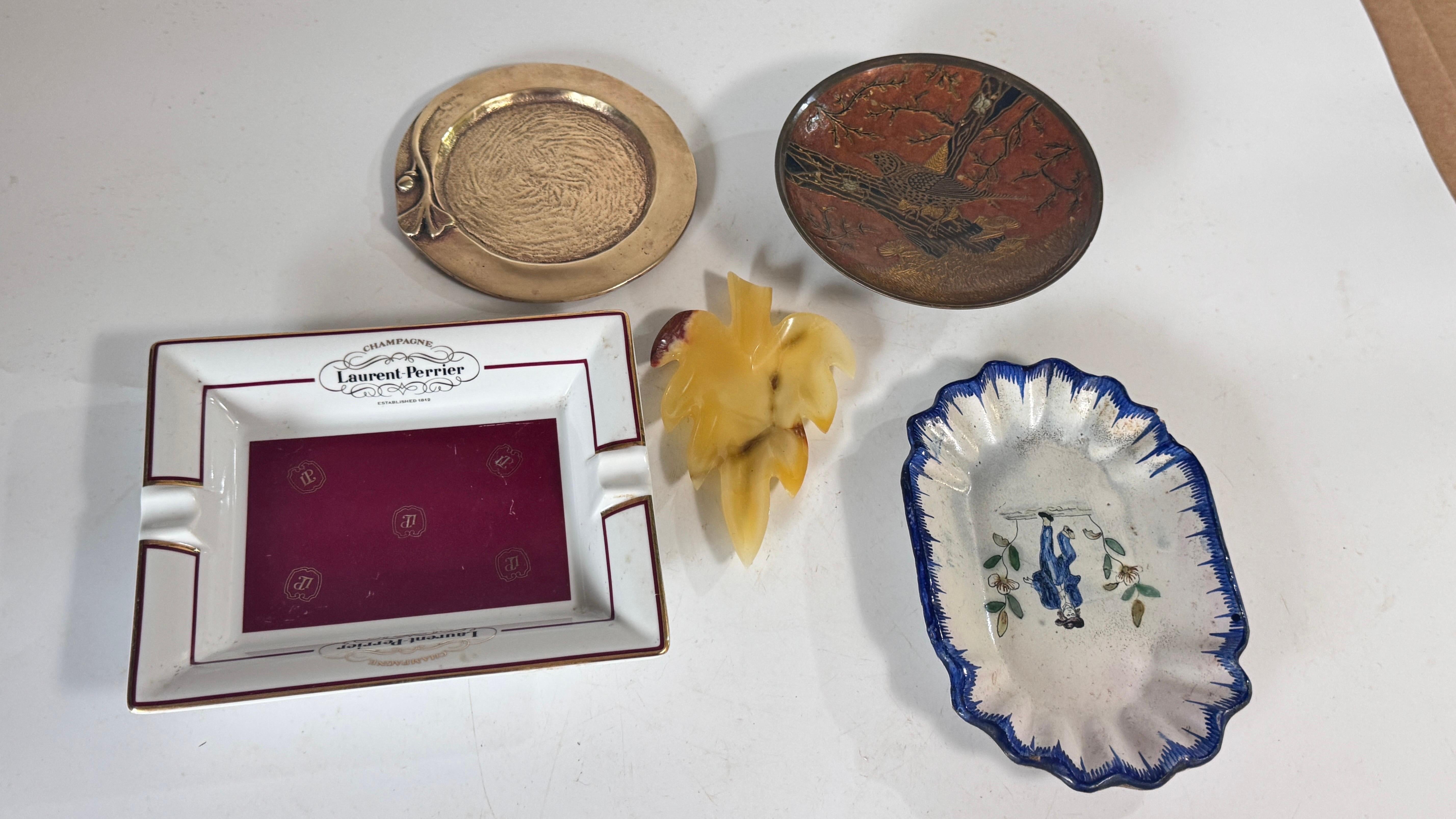 Ensemble éclectique de 5 cendriers vintage, matériaux mixtes - laiton, métal, onyx et céramique en vente 3