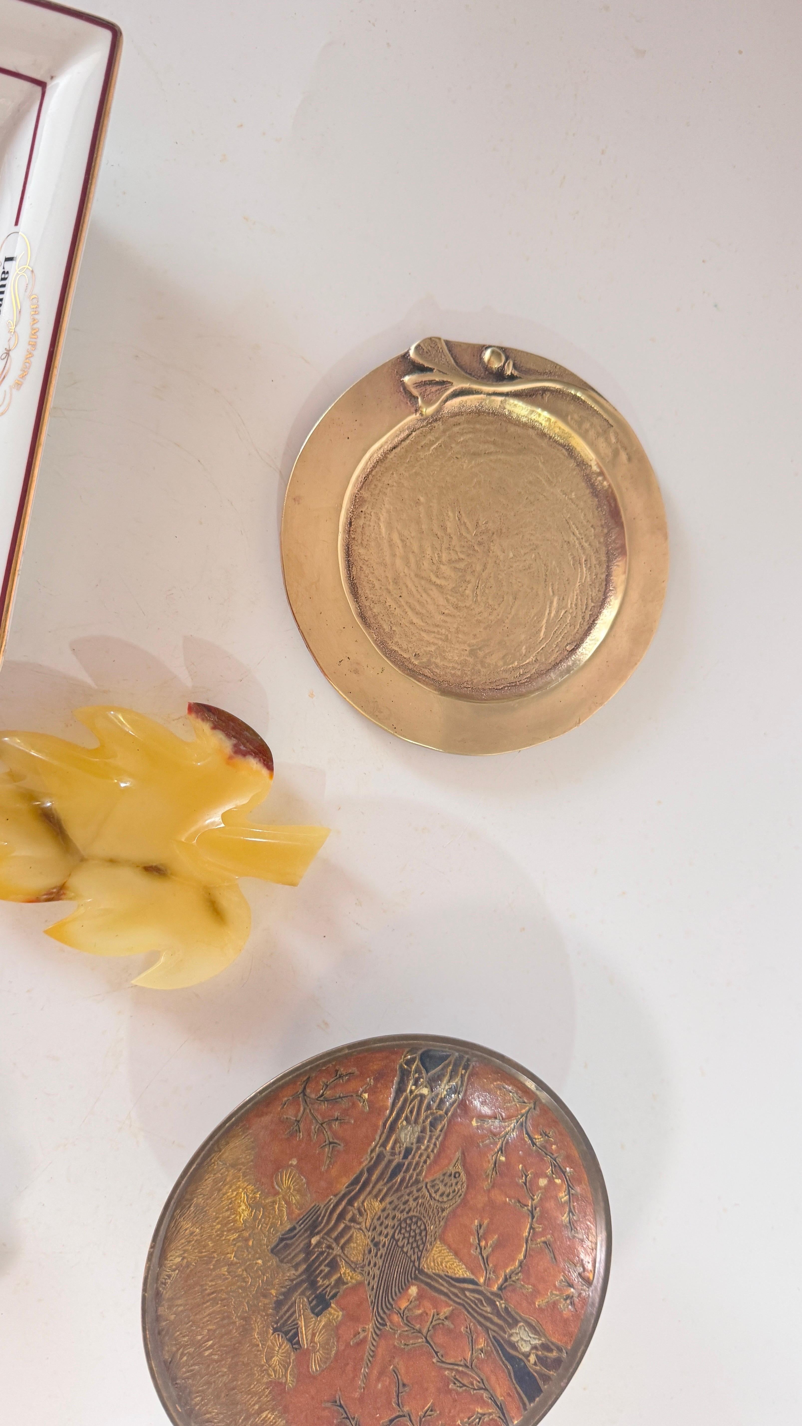 Ensemble éclectique de 5 cendriers vintage, matériaux mixtes - laiton, métal, onyx et céramique en vente 2