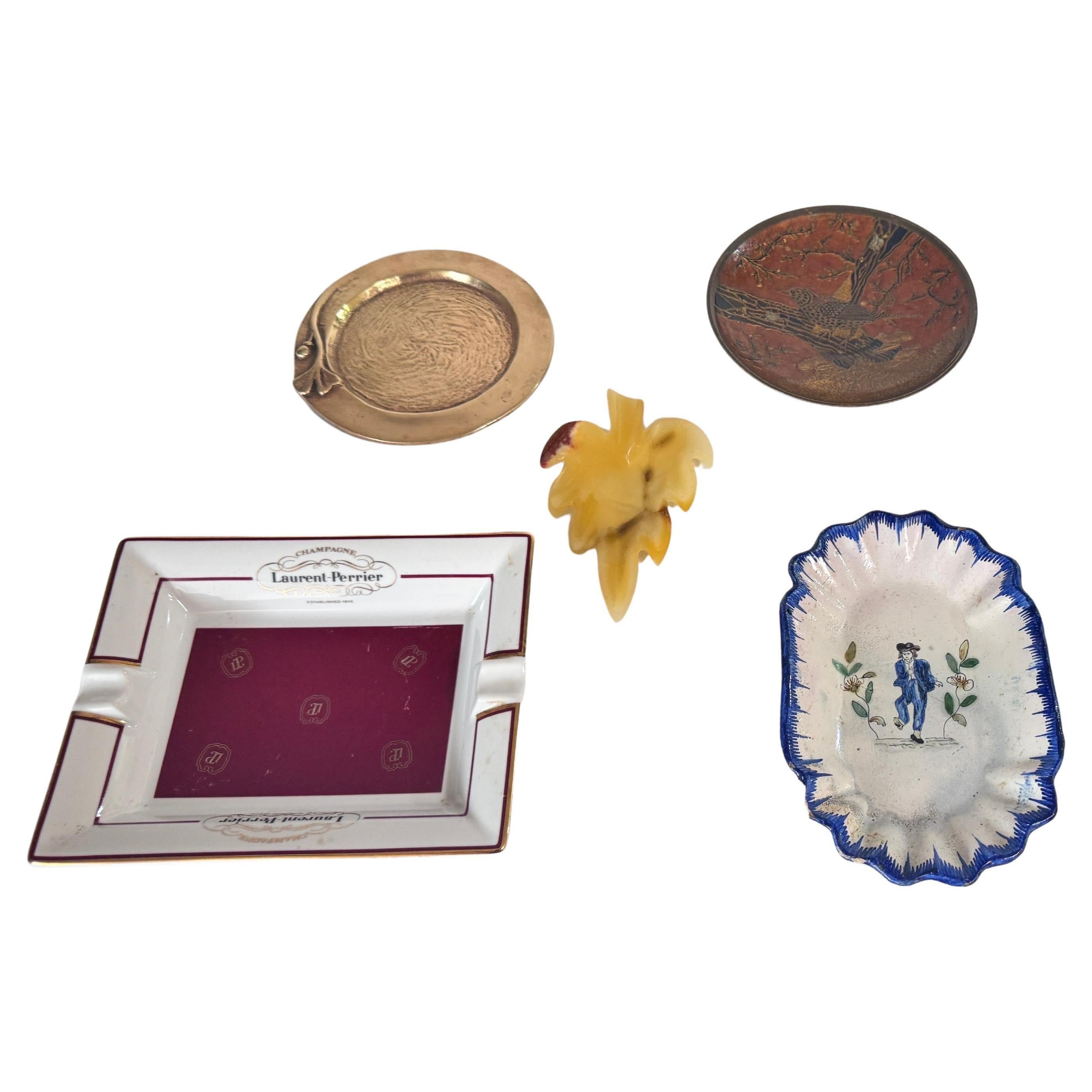 Juego ecléctico de 5 ceniceros vintage, mezcla de materiales - latón, metal, ónix y cerámica