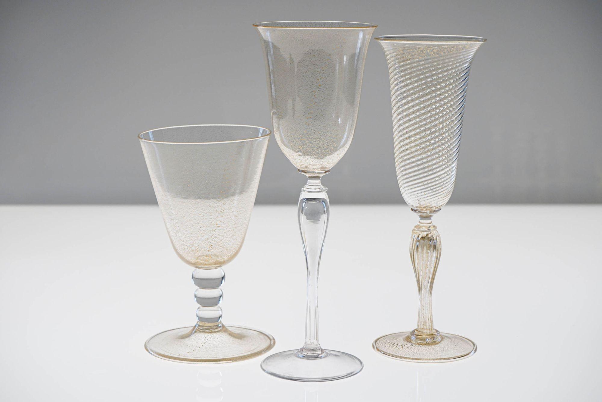 Ensemble éclectique de 8 verres à pied Cenedese Murano, chacun avec feuille d'or incrustée en vente 4