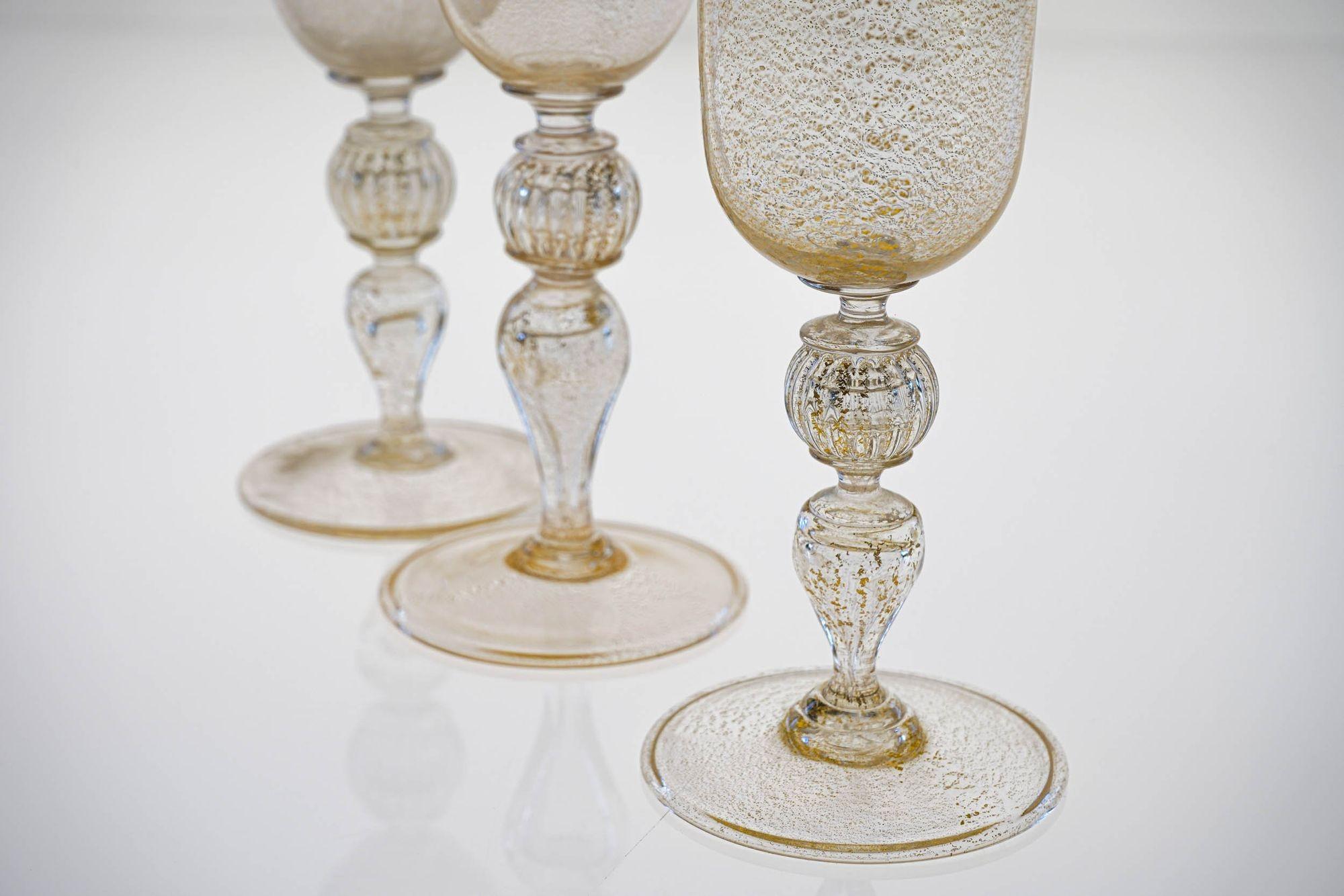 Juego ecléctico de 8 copas de cristal de Murano Cenedese, cada una con pan de oro incrustado en venta 9