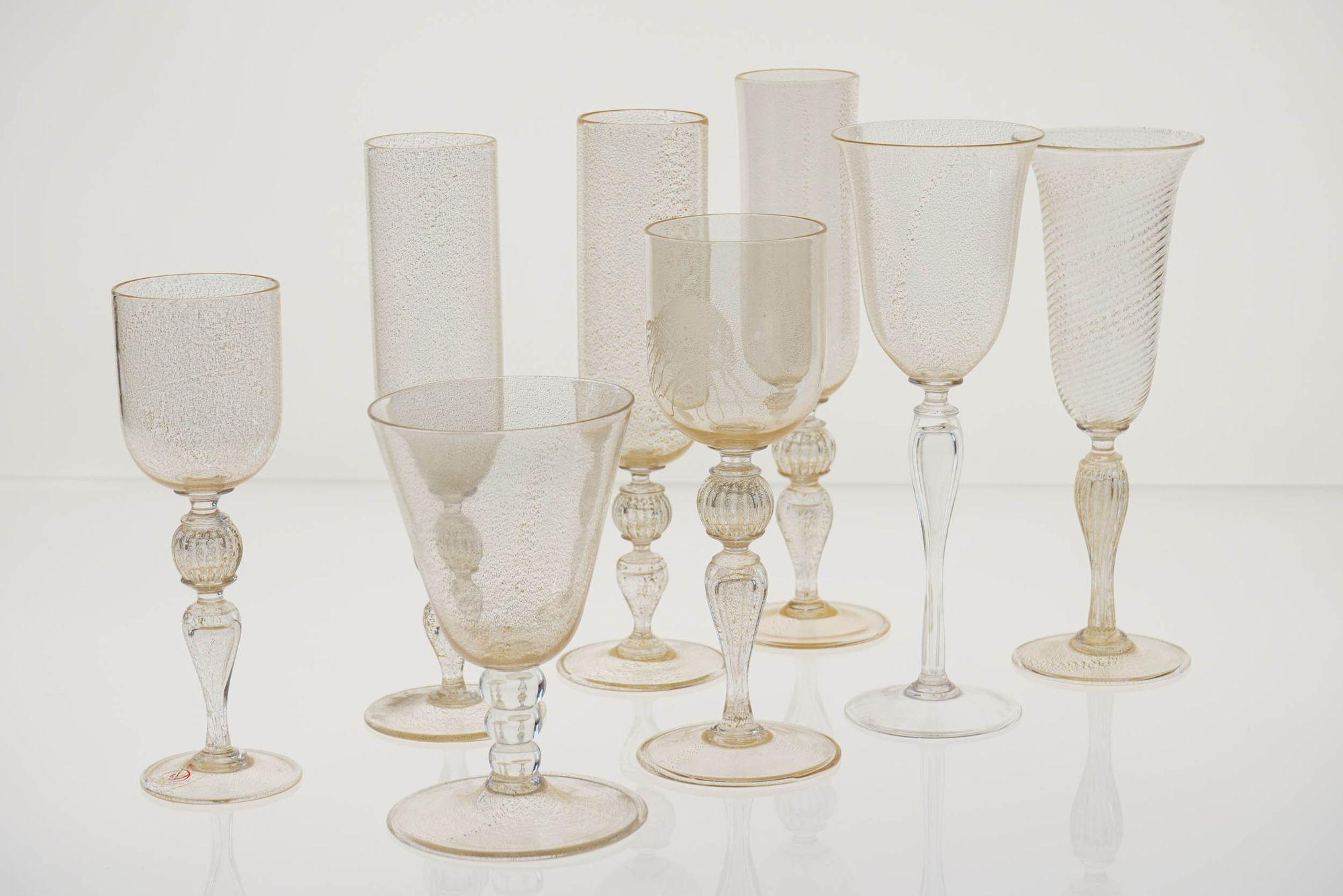 Juego ecléctico de 8 copas de cristal de Murano Cenedese, cada una con pan de oro incrustado en venta 12