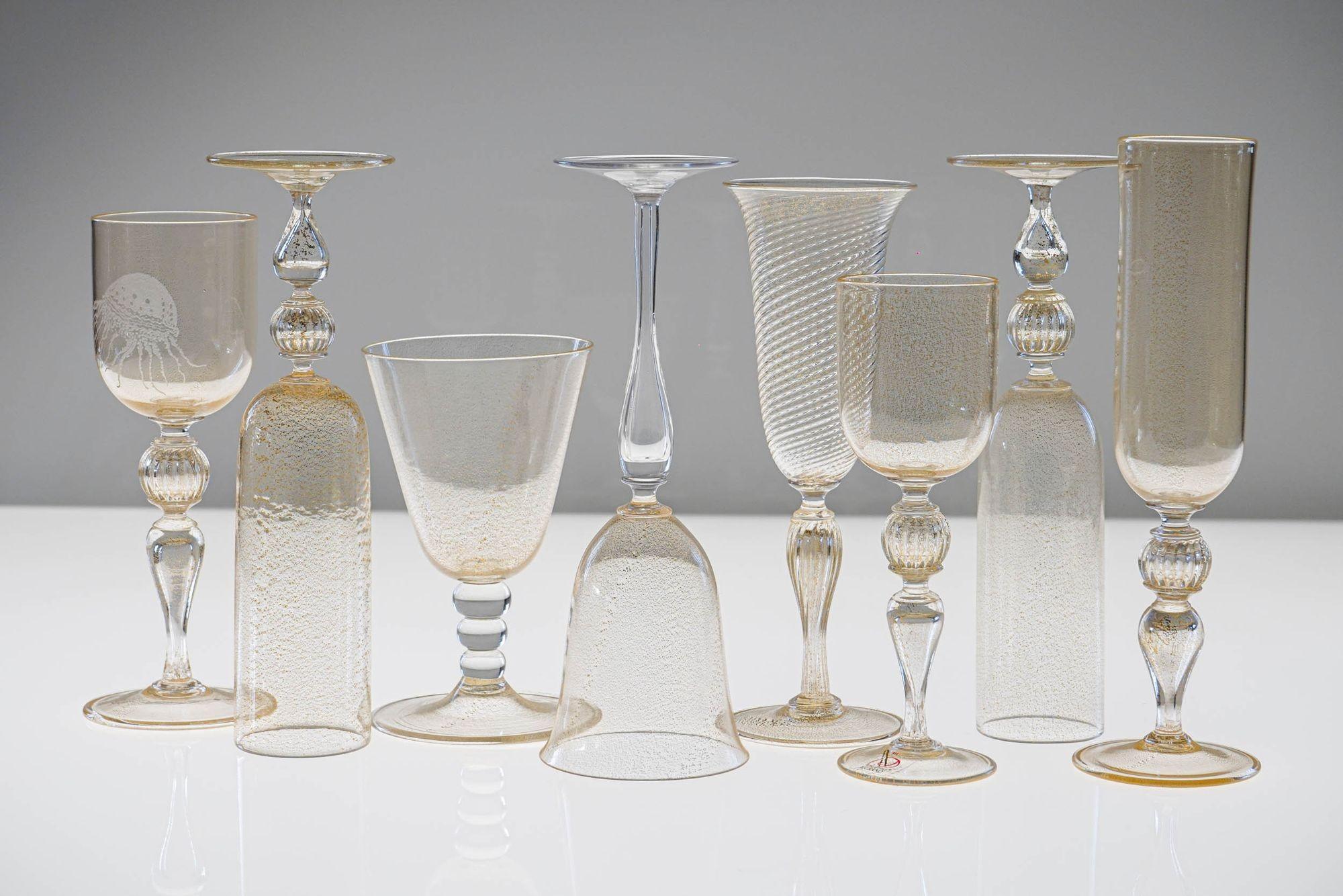 italien Ensemble éclectique de 8 verres à pied Cenedese Murano, chacun avec feuille d'or incrustée en vente