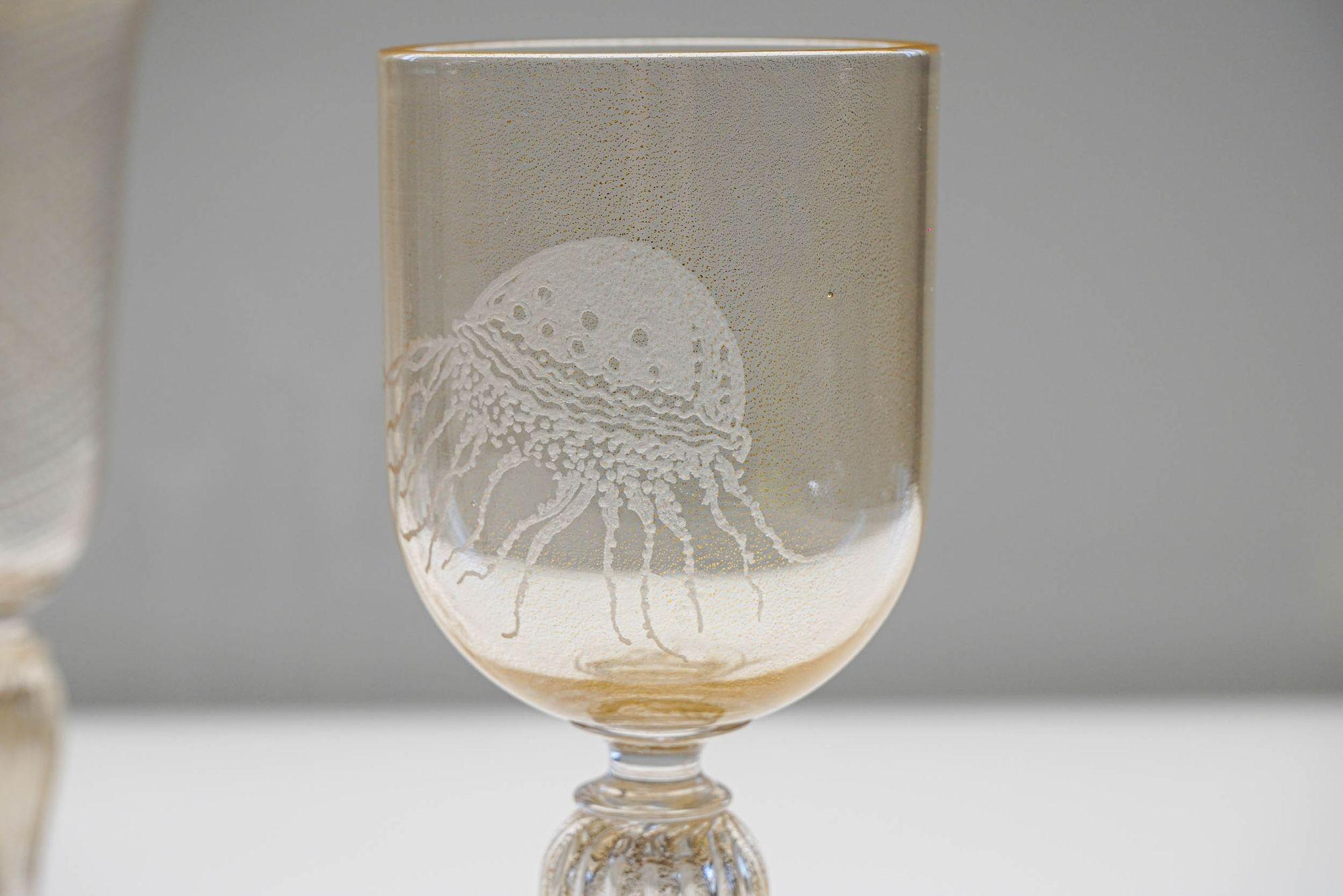 Juego ecléctico de 8 copas de cristal de Murano Cenedese, cada una con pan de oro incrustado mediados del siglo XX en venta