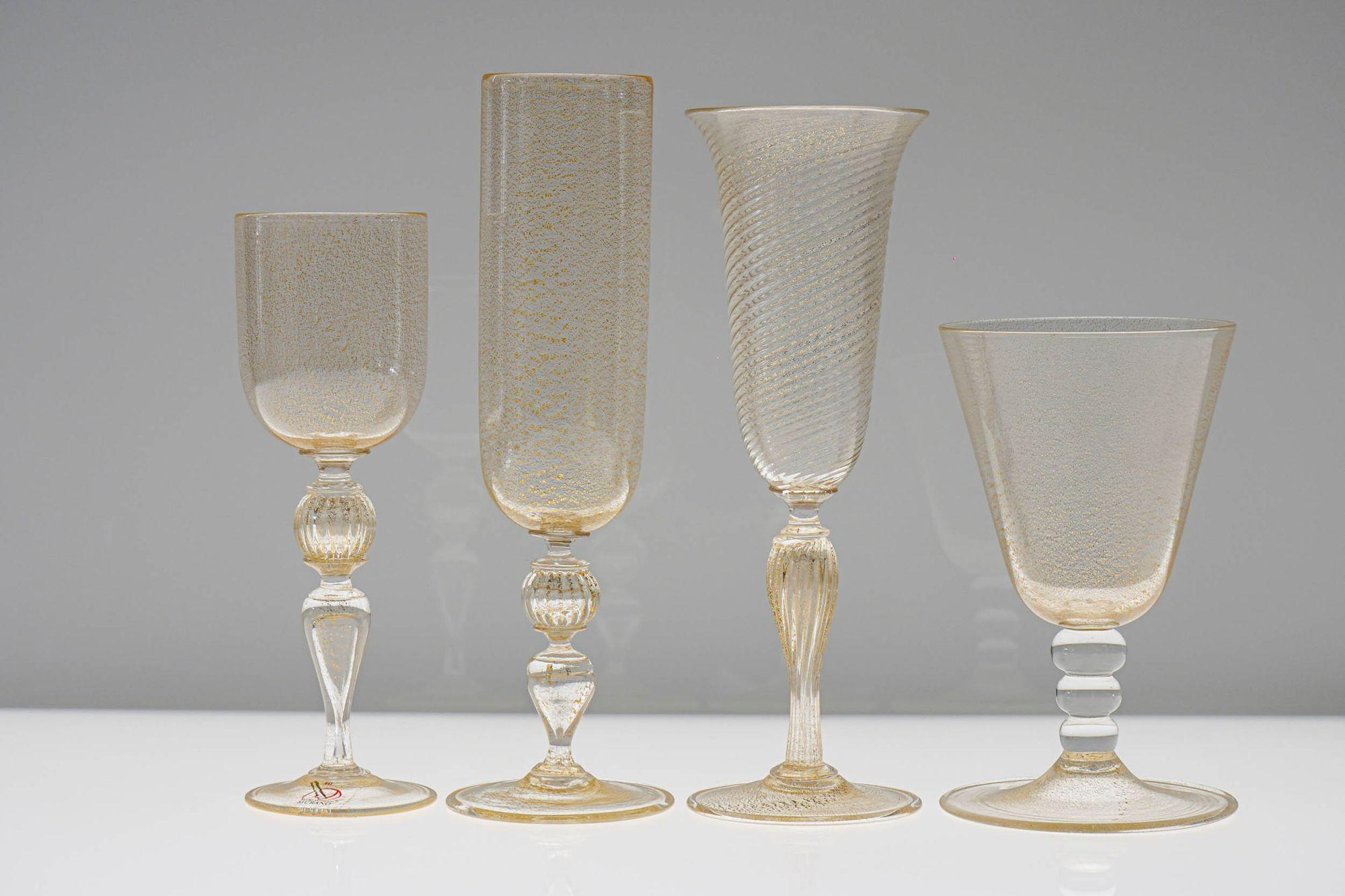 Ensemble éclectique de 8 verres à pied Cenedese Murano, chacun avec feuille d'or incrustée en vente 1