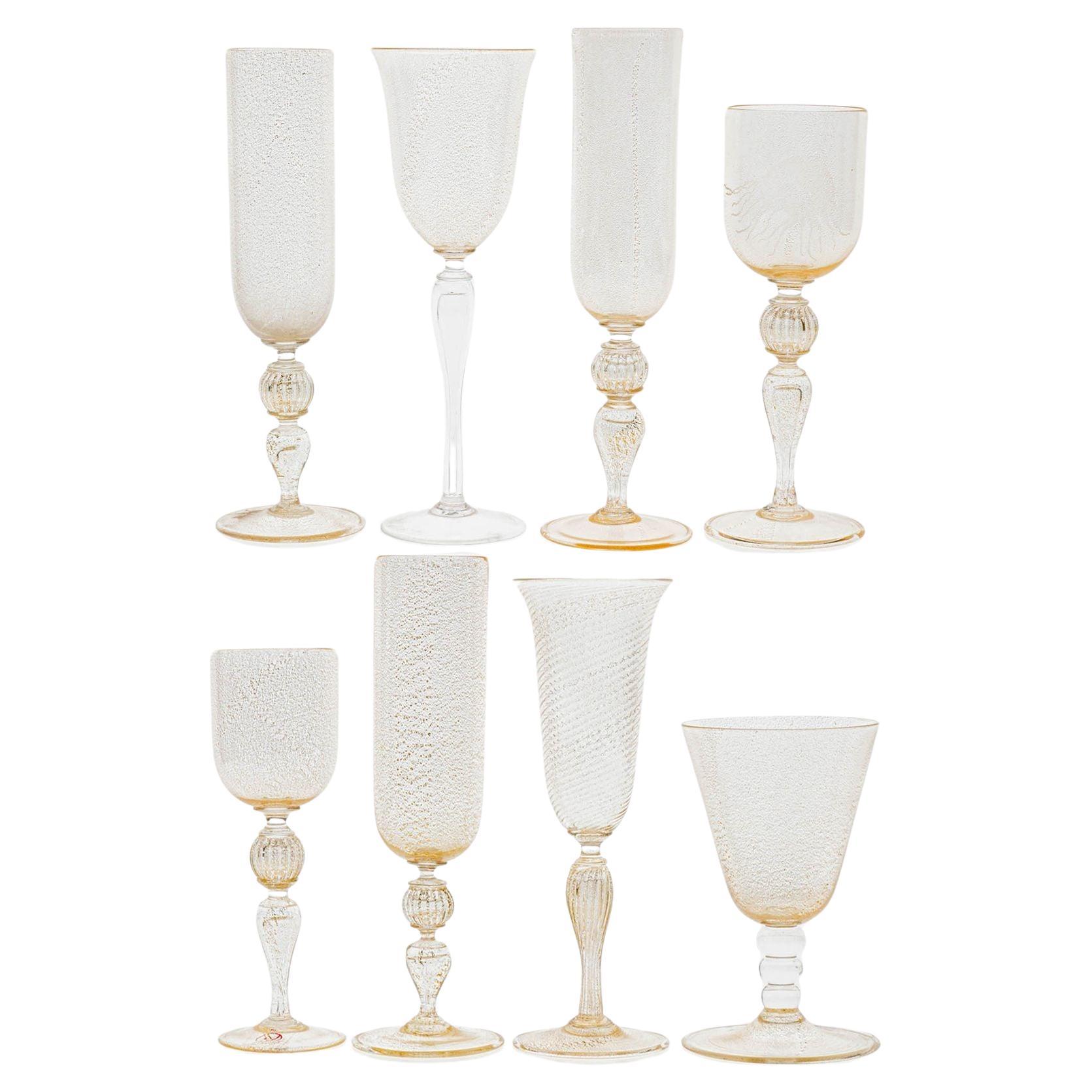 Ensemble éclectique de 8 verres à pied Cenedese Murano, chacun avec feuille d'or incrustée