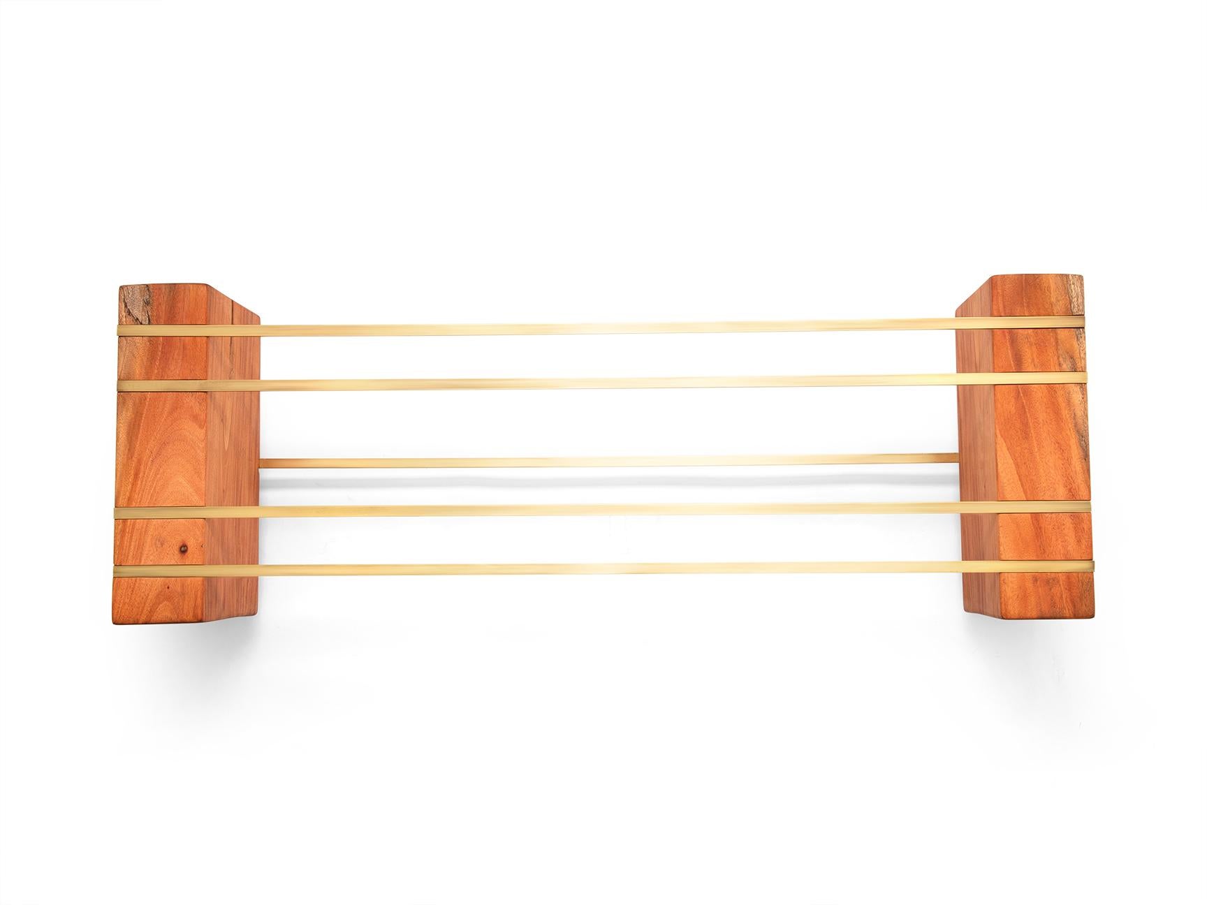 Laiton Cinco Cuerda II : Table basse éclectique en acajou et laiton en vente