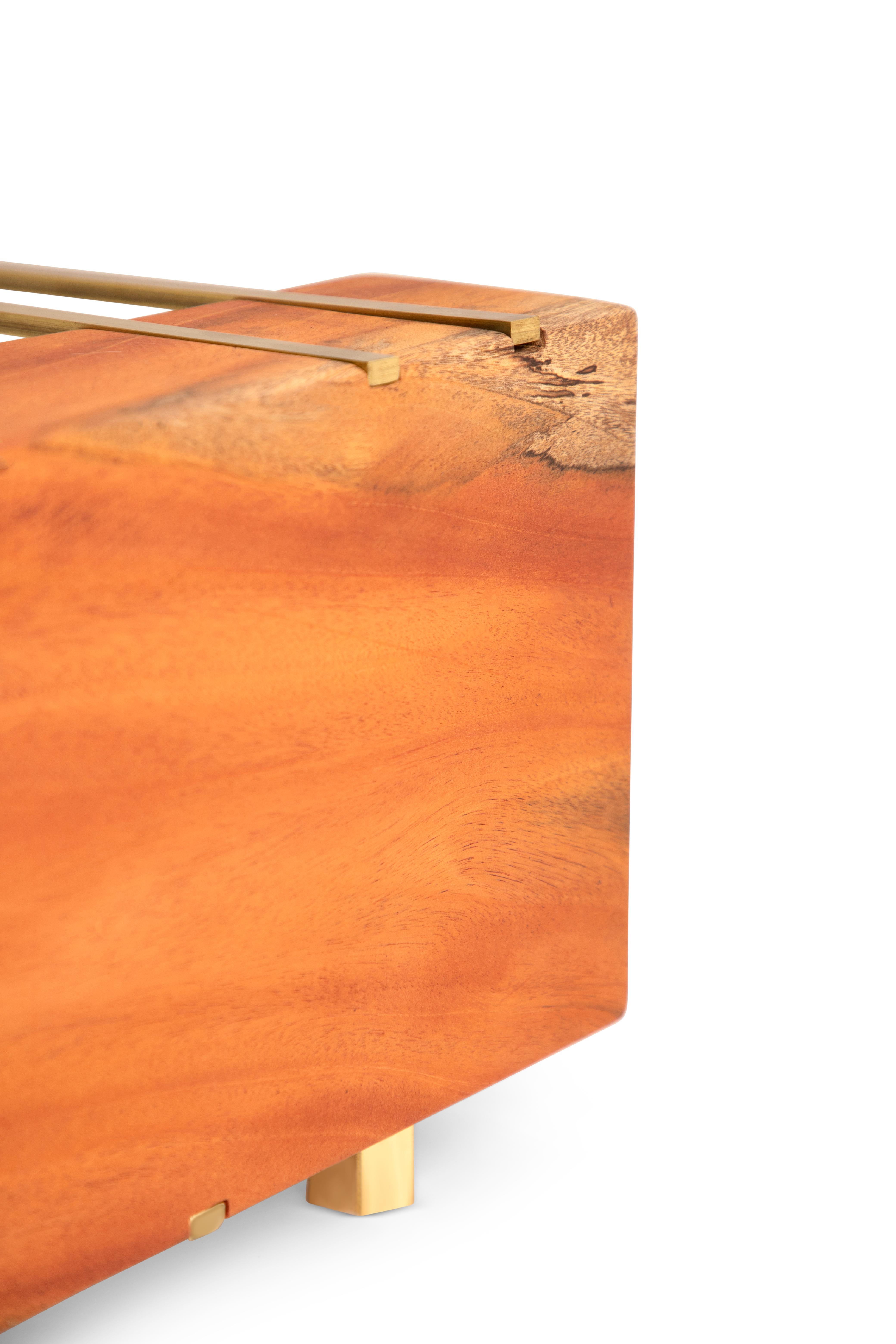 Cinco Cuerda II : Table basse éclectique en acajou et laiton en vente 1