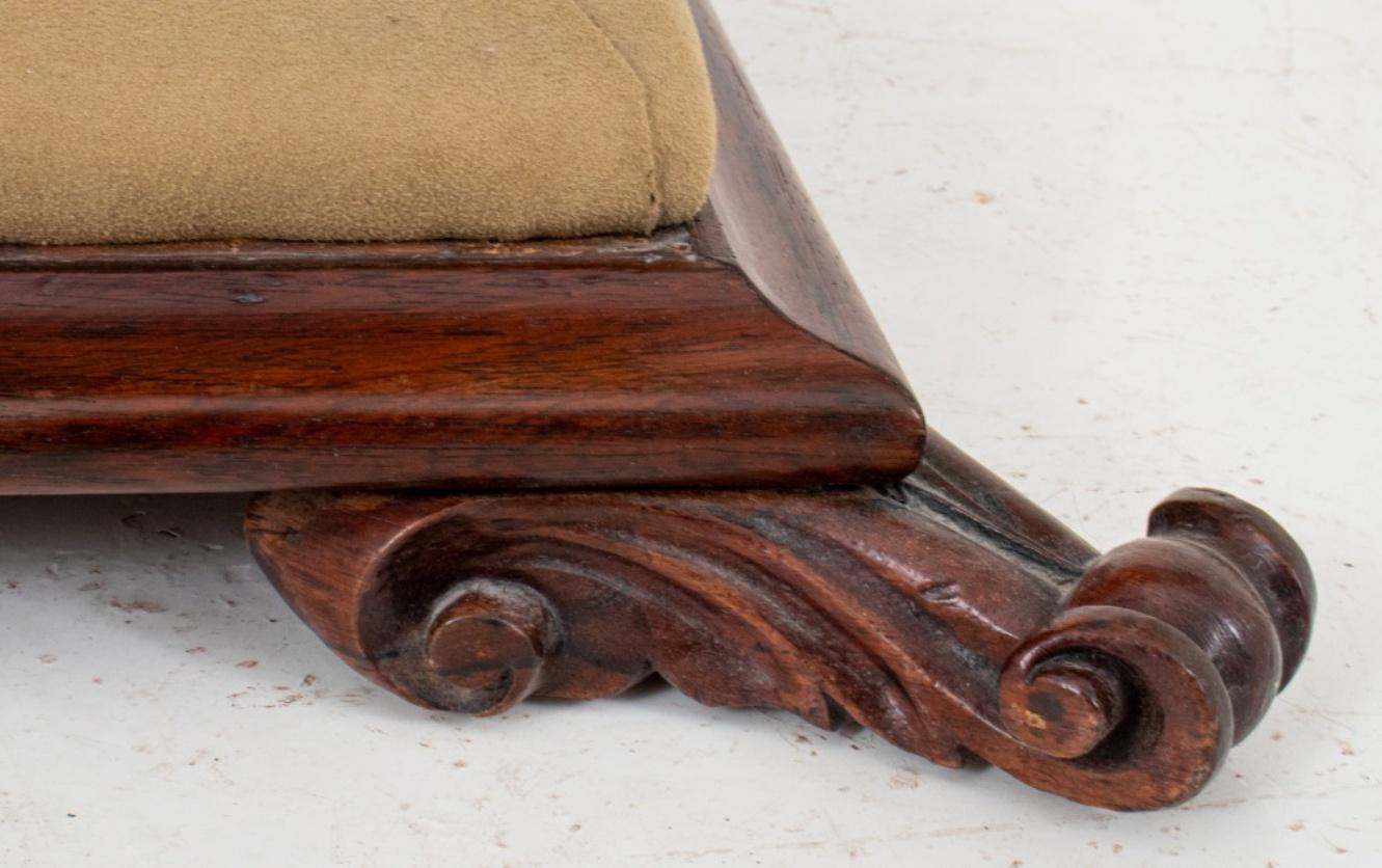 Eklektischer Hocker auf viktorianischem Holzsockel montiert im Angebot 1