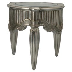 Mesa ecléctica cubierta de cristal con tapa plateada, década de 1990