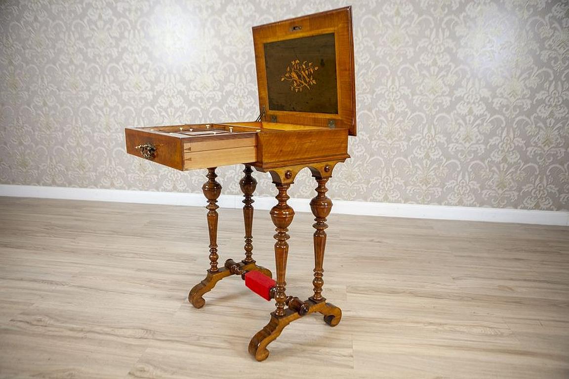 Eclectic Walnut Wood and Veneer Sewing Table, Circa 1900 In Good Condition For Sale In Opole, PL