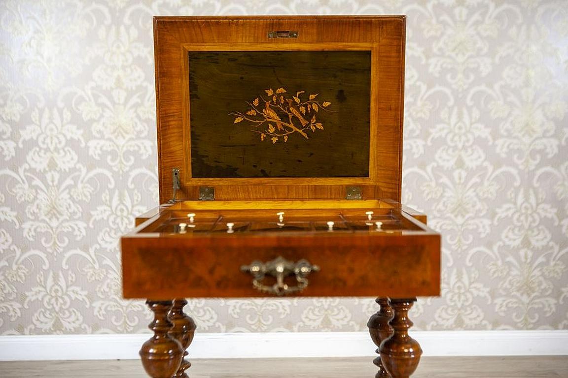 Placage Table de couture éclectique en bois et placage de noyer, Circa 1900 en vente