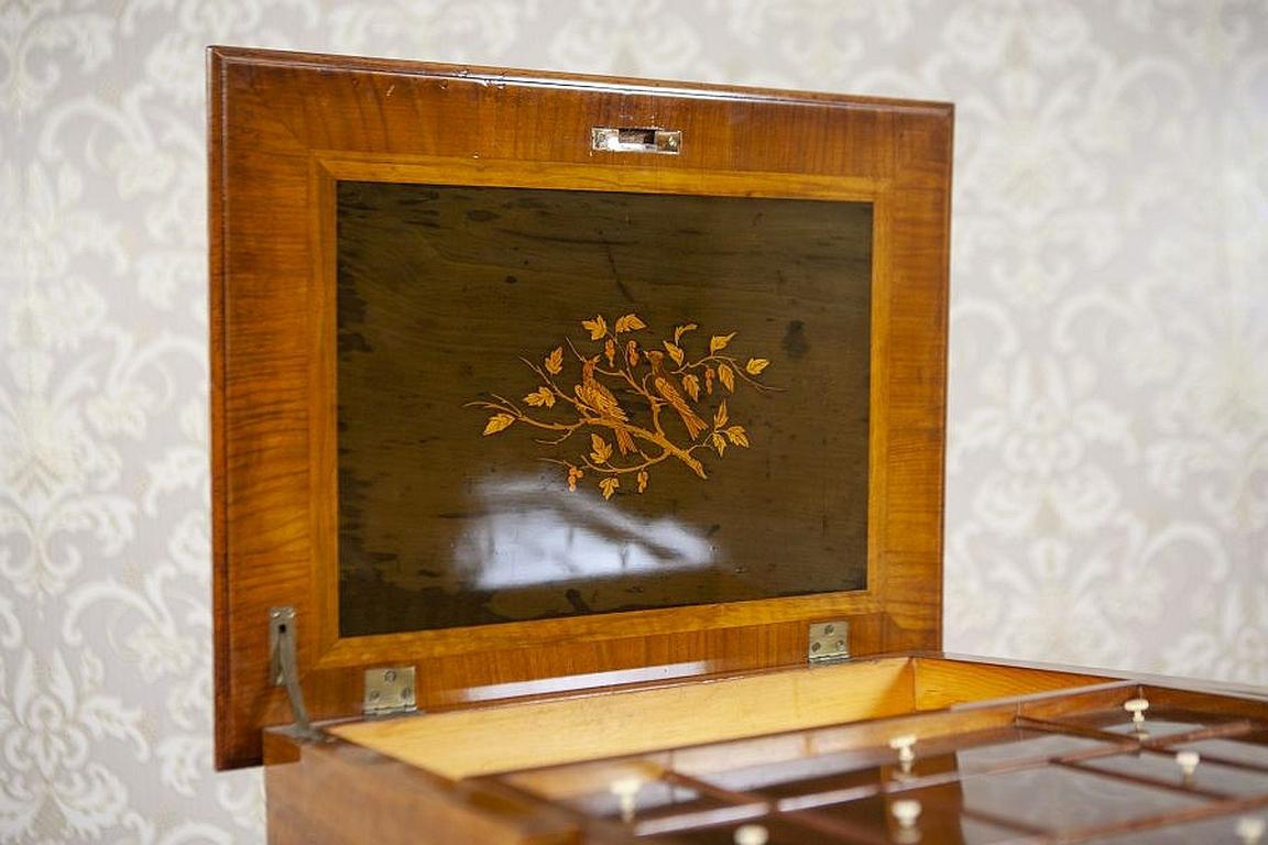 Table de couture éclectique en bois et placage de noyer, Circa 1900 Bon état - En vente à Opole, PL