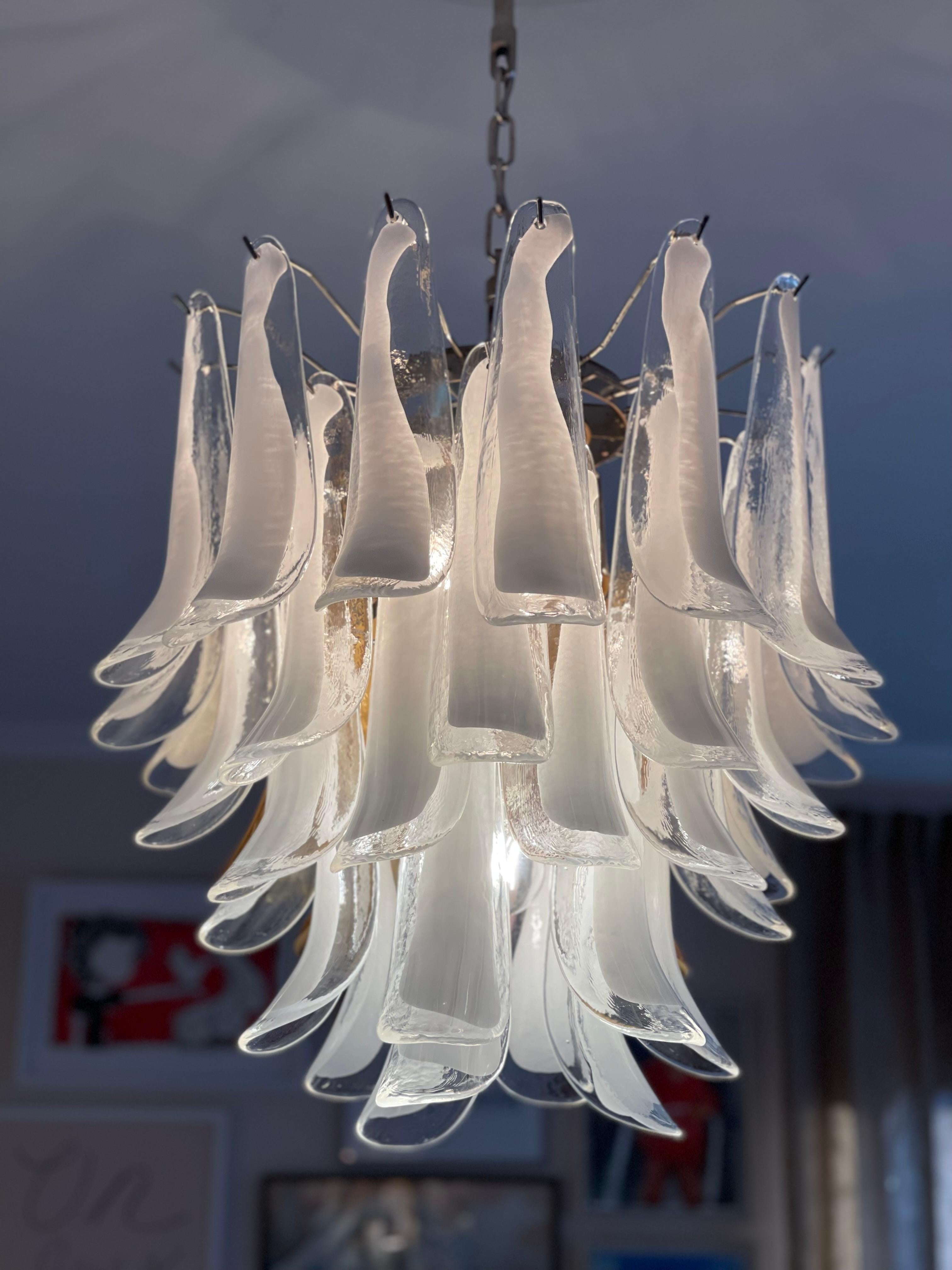 Mid-Century moderno Lampadario di Murano bianco eclettico in stile fenicottero in vendita