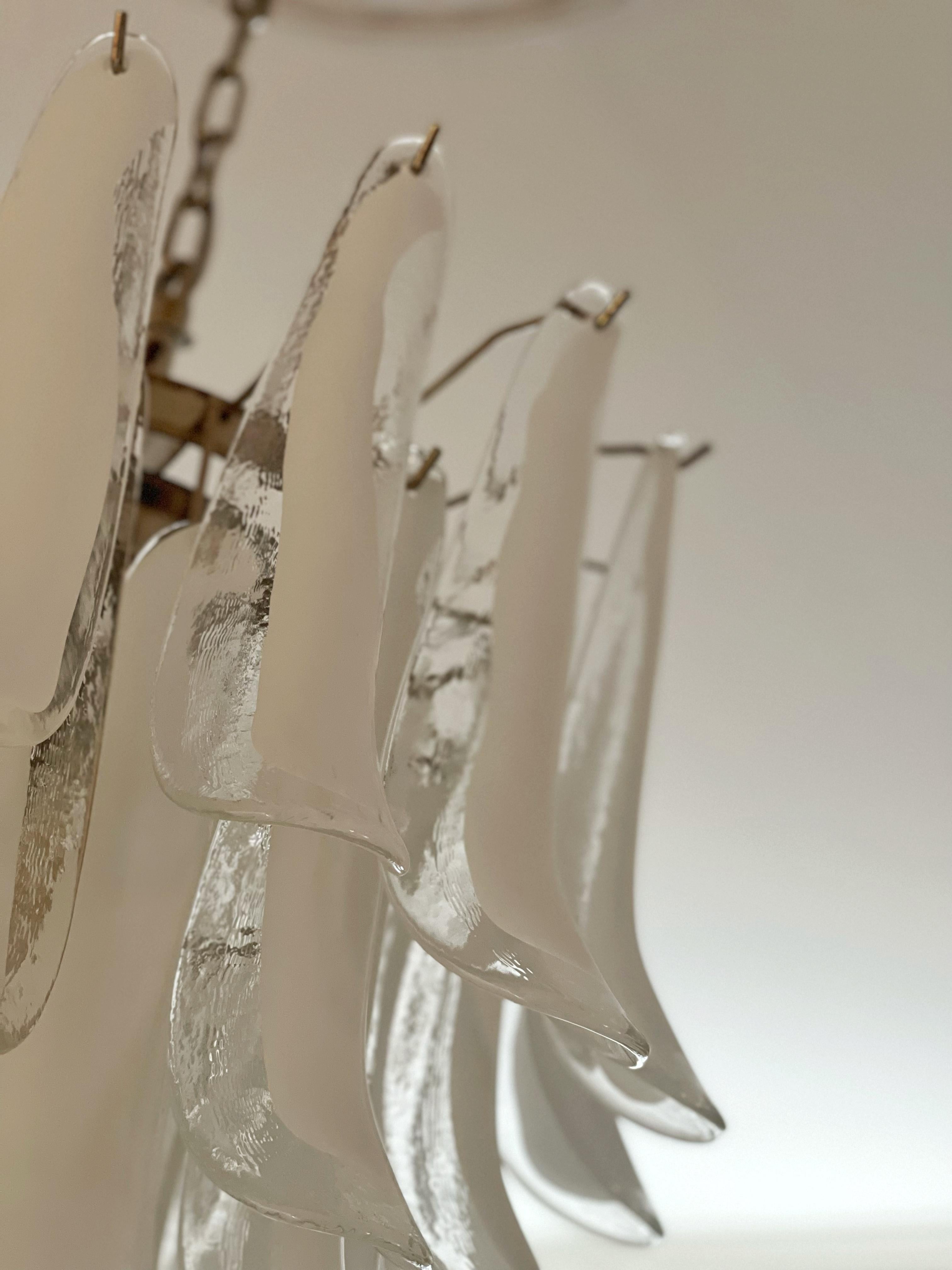 XXI secolo e contemporaneo Lampadario di Murano bianco eclettico in stile fenicottero in vendita