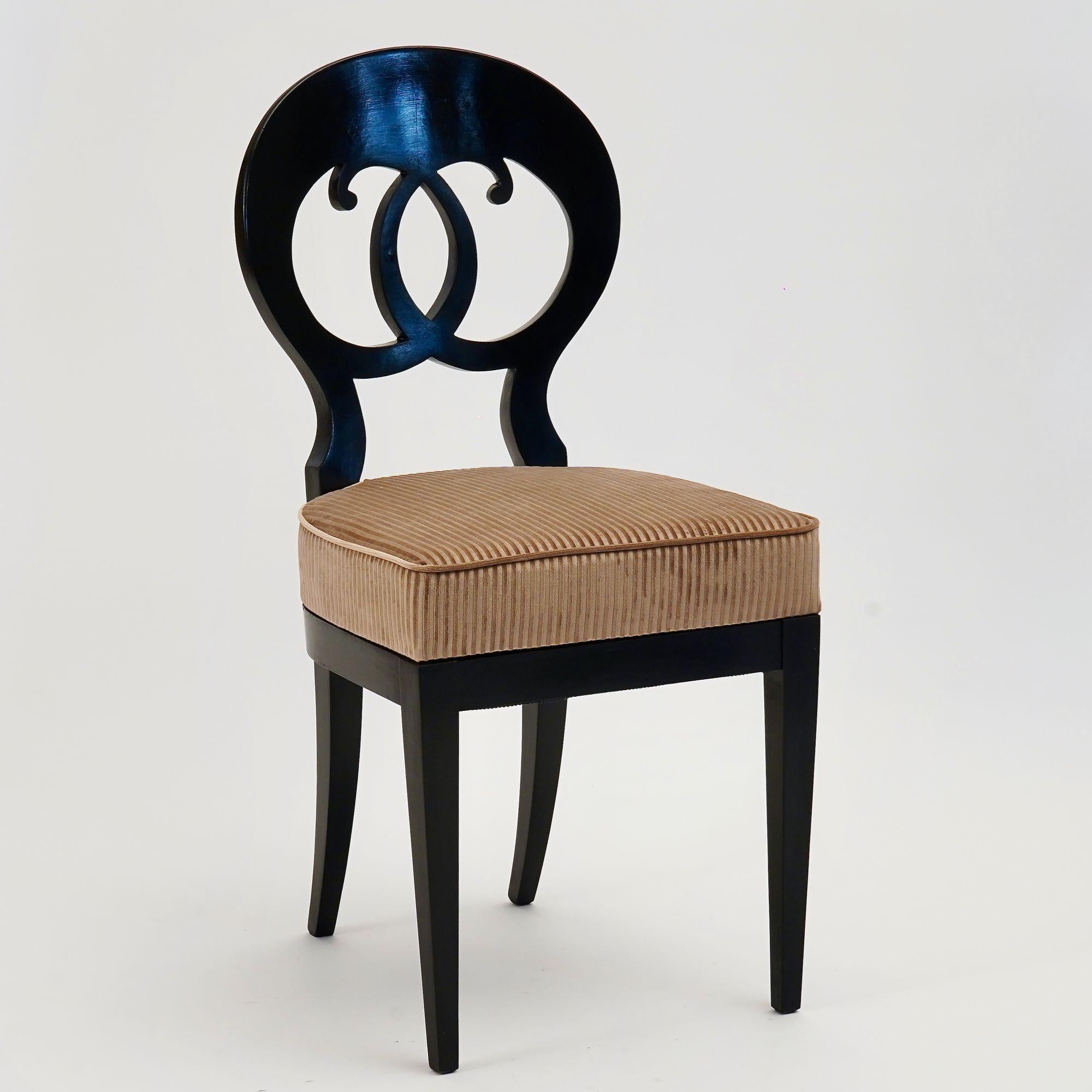 Dieser Johann-Friedrich-Stuhl gehört zu unserer Eclectica-Kollektion von Biedermeier-Stühlen.
Es ist aus massivem italienischem Walnussholz gefertigt. Die ebonisierte Oberfläche wird von Hand mit der Schellackmethode aufgetragen, die eine glatte,