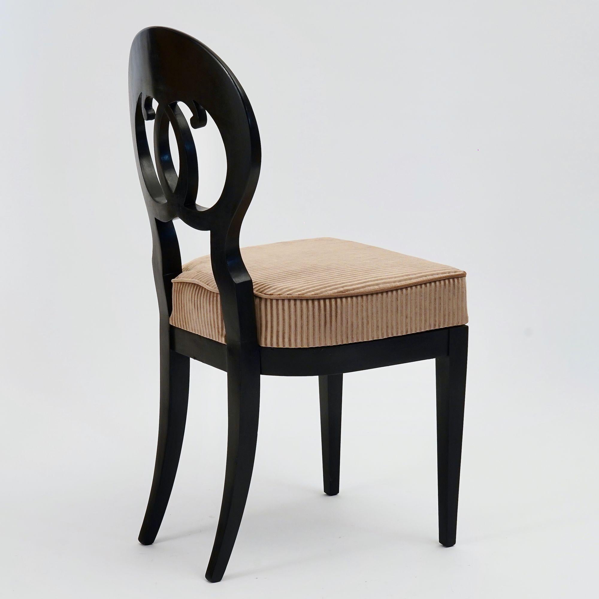 Eclectica. Biedermeier Chair Collection. Johann-Friedrich, Ebonisierte Ausführung (21. Jahrhundert und zeitgenössisch) im Angebot
