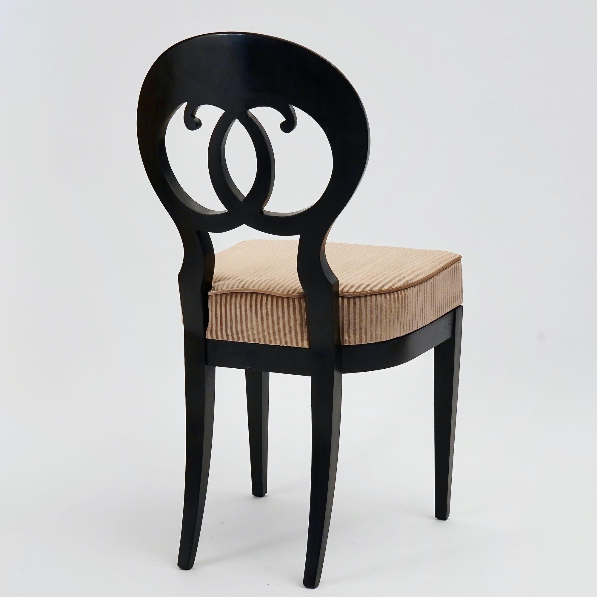 Eclectica. Biedermeier Chair Collection. Johann-Friedrich, Ebonisierte Ausführung (Samt) im Angebot