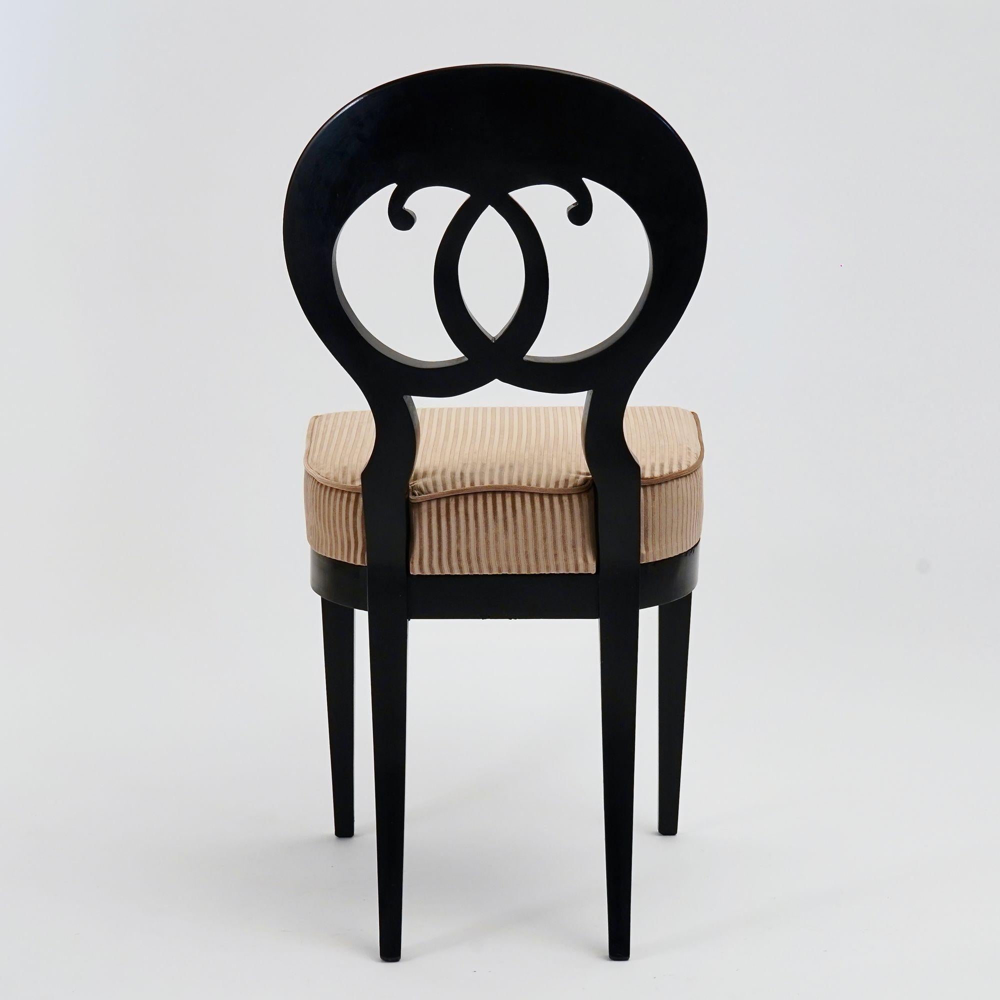 Eclectica. Biedermeier Chair Collection. Johann-Friedrich, Ebonisierte Ausführung im Angebot 1