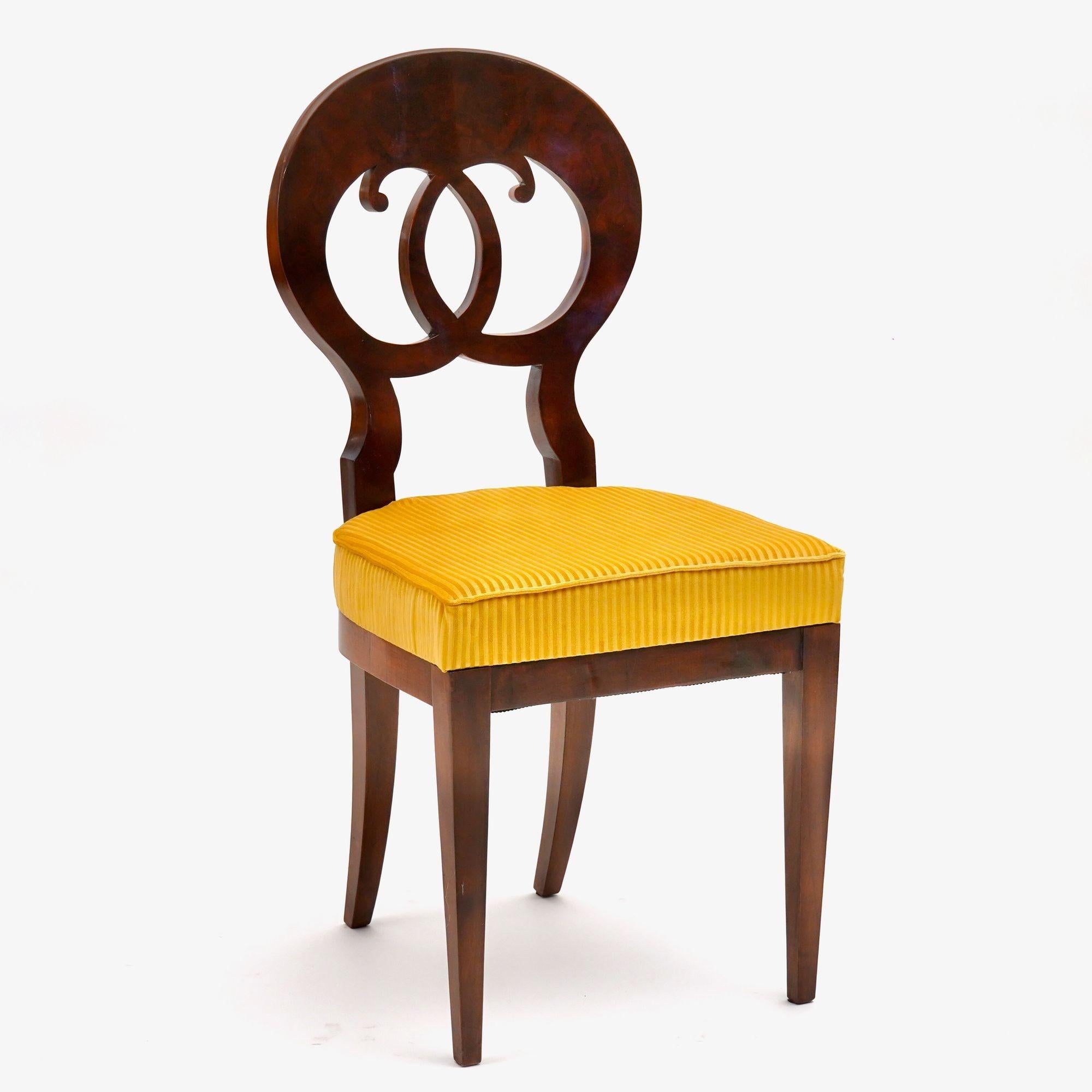 La collezione Eclectica è un gruppo di sedie Biedermeier.
Questo annuncio offre il modello Maria-Johann-Friedrich. 
Realizzata in pregiato legno massello di noce italiano, questa versione ha una finitura in noce nero. La finitura è poi seguita da