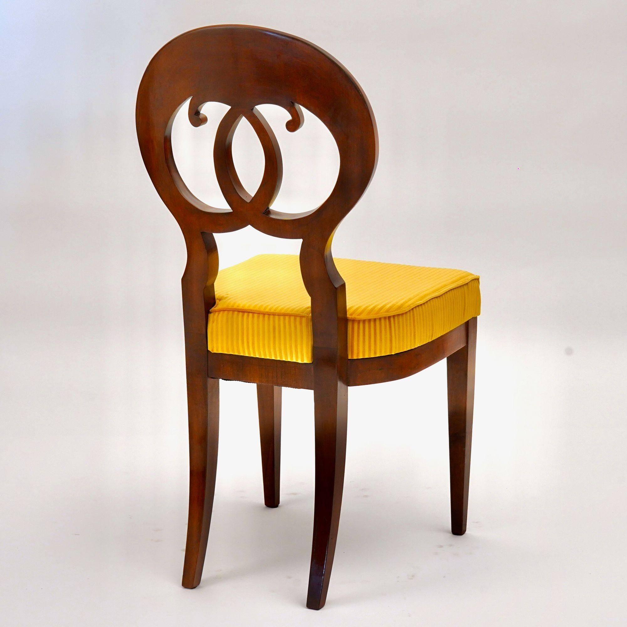 XXI secolo e contemporaneo Eclettica. Collezione di sedie Biedermeier. Johann-Friedrich, finitura in noce in vendita