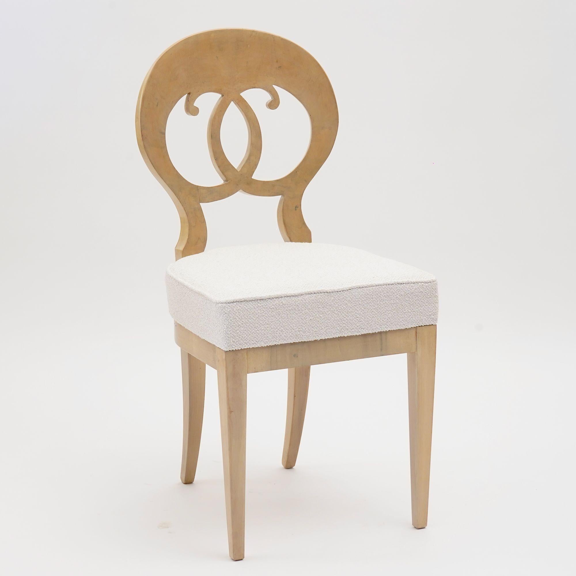 Die Kollektion Eclectica ist eine Gruppe von Biedermeier-Stühlen.
Dieses Angebot umfasst das Modell Johann-Friedrich. 
Diese Version ist aus massivem italienischem Nussbaumholz gefertigt und verfügt über eine raffinierte, weiß gekalkte