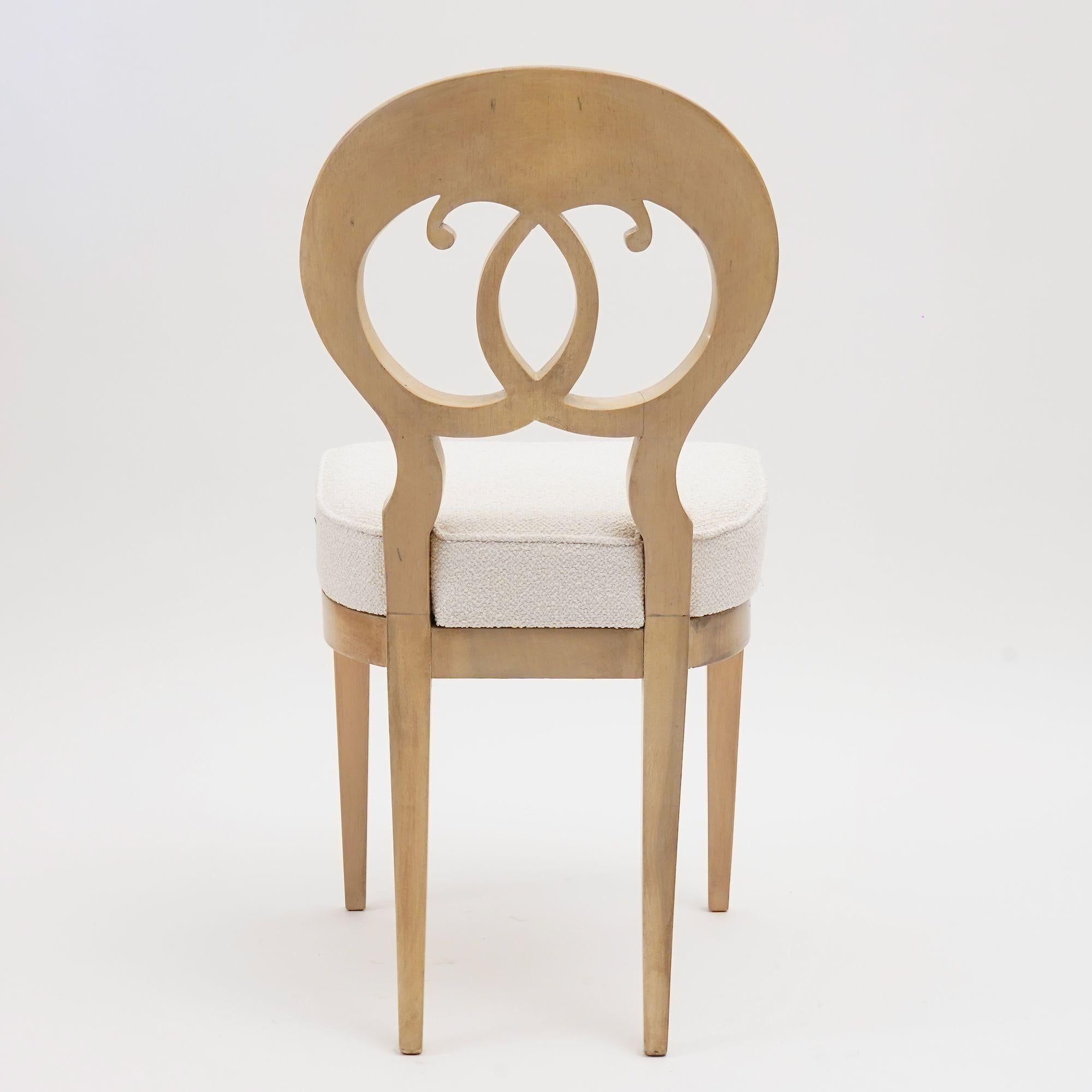 Eclectica. Biedermeier Chair Collection. Johann-Friedrich, Weißer Schliff (Bouclé) im Angebot