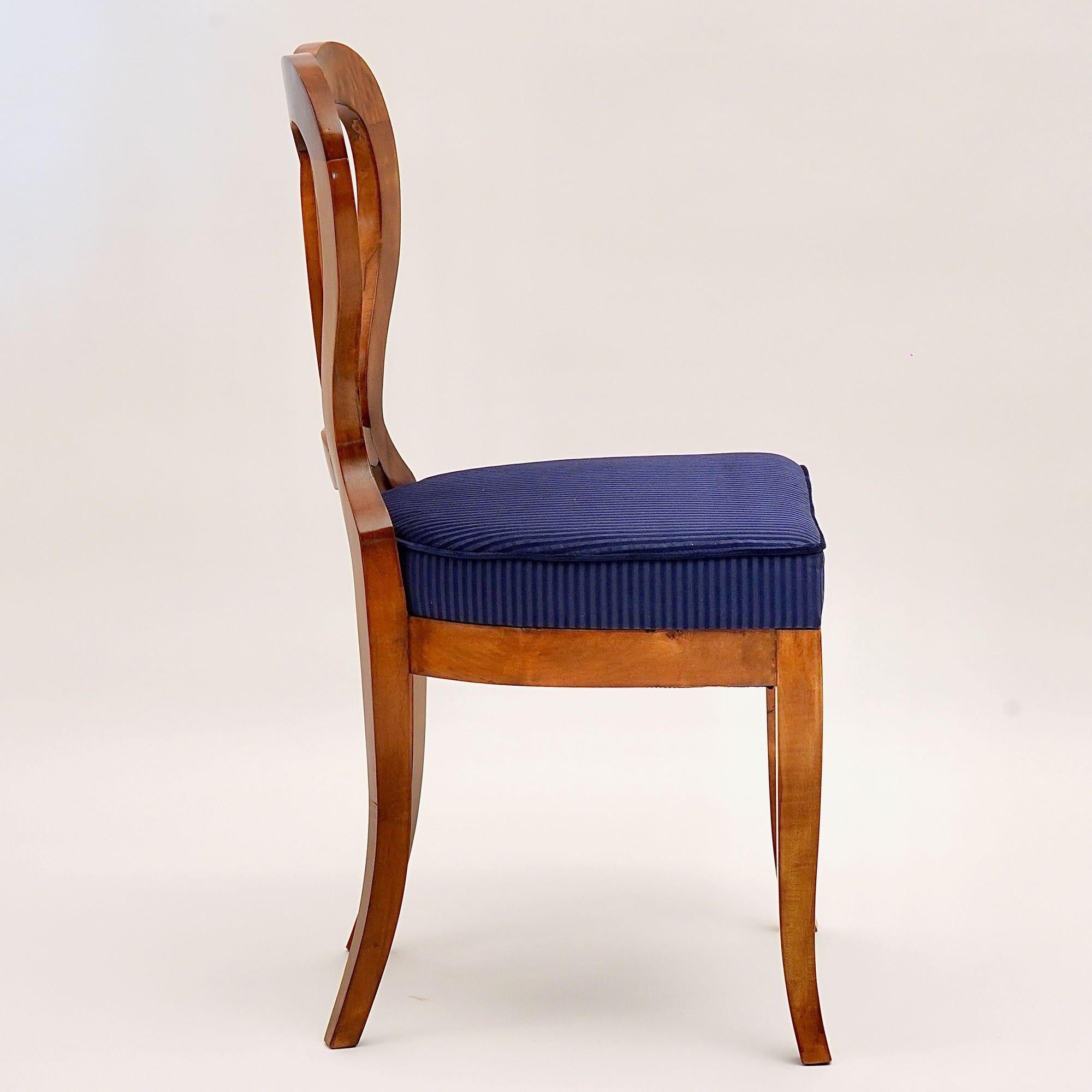 Intagliato a mano Eclettica. Collezione di sedie Biedermeier. Modello Clara-Luise, finitura noce in vendita