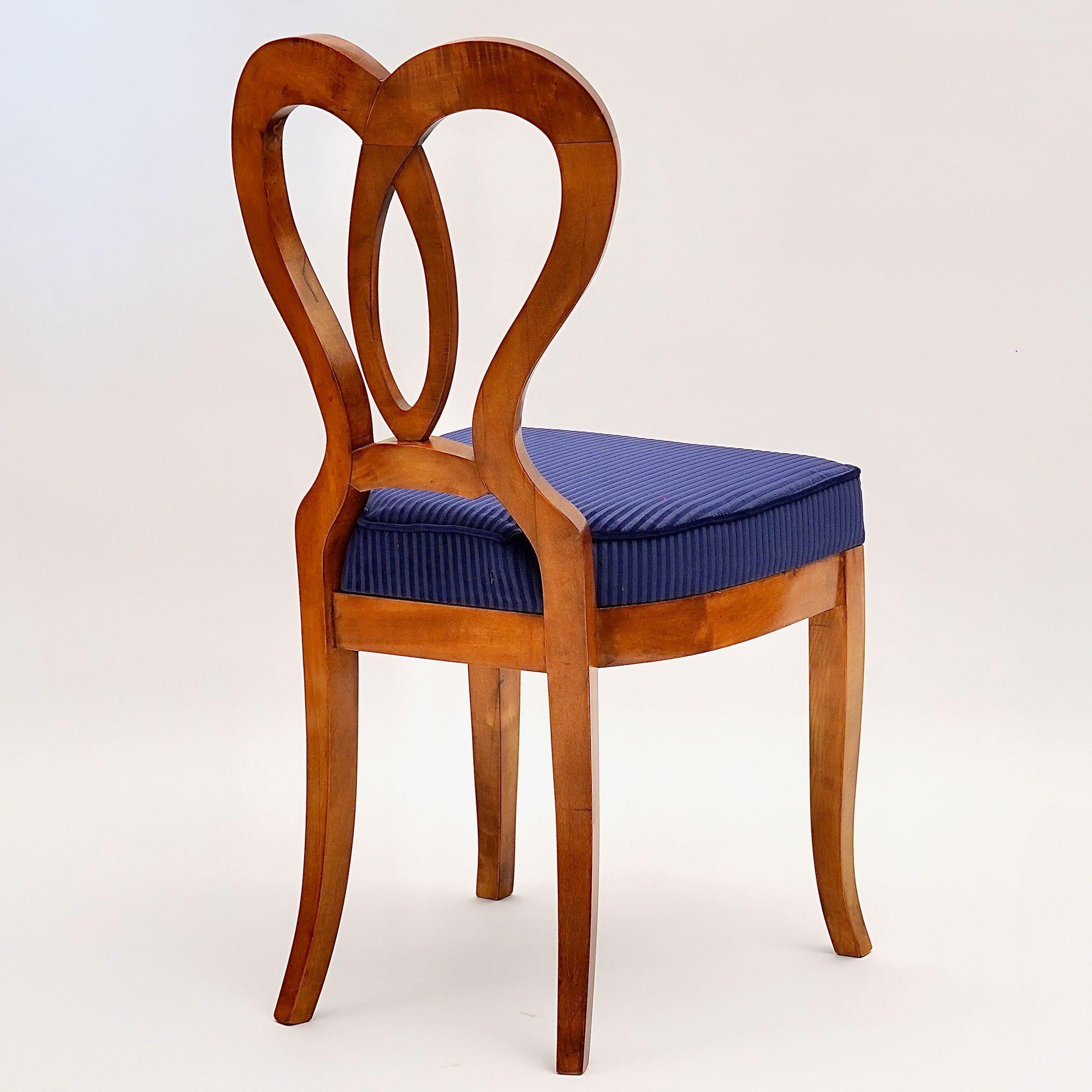 XXI secolo e contemporaneo Eclettica. Collezione di sedie Biedermeier. Modello Clara-Luise, finitura noce in vendita