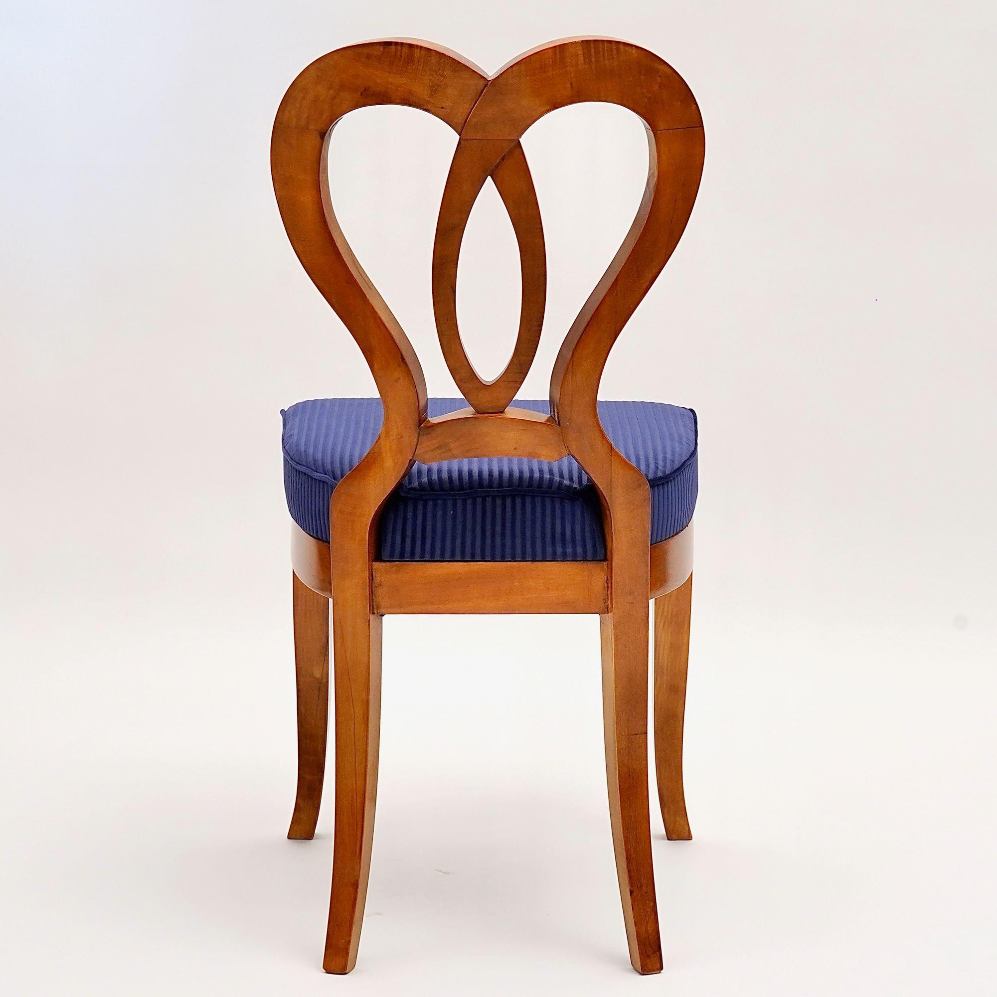 Velluto Eclettica. Collezione di sedie Biedermeier. Modello Clara-Luise, finitura noce in vendita