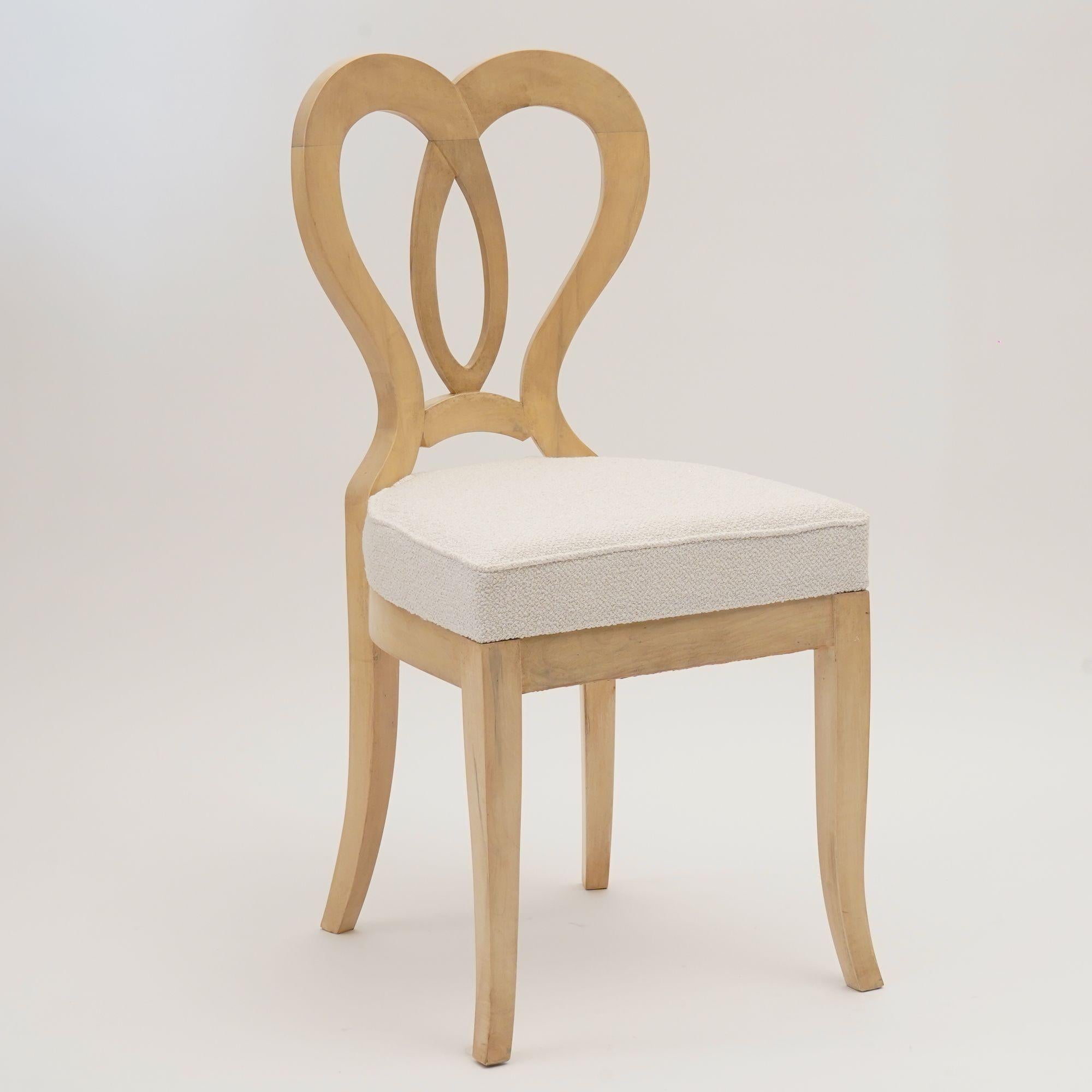La collezione Eclectica è un gruppo di sedie Biedermeier.
Questo annuncio offre il modello Clara-Luise. 
Realizzata in pregiato legno massello di noce italiano, questa versione presenta una raffinata finitura Gustavo imbiancata. L'effetto è ottenuto
